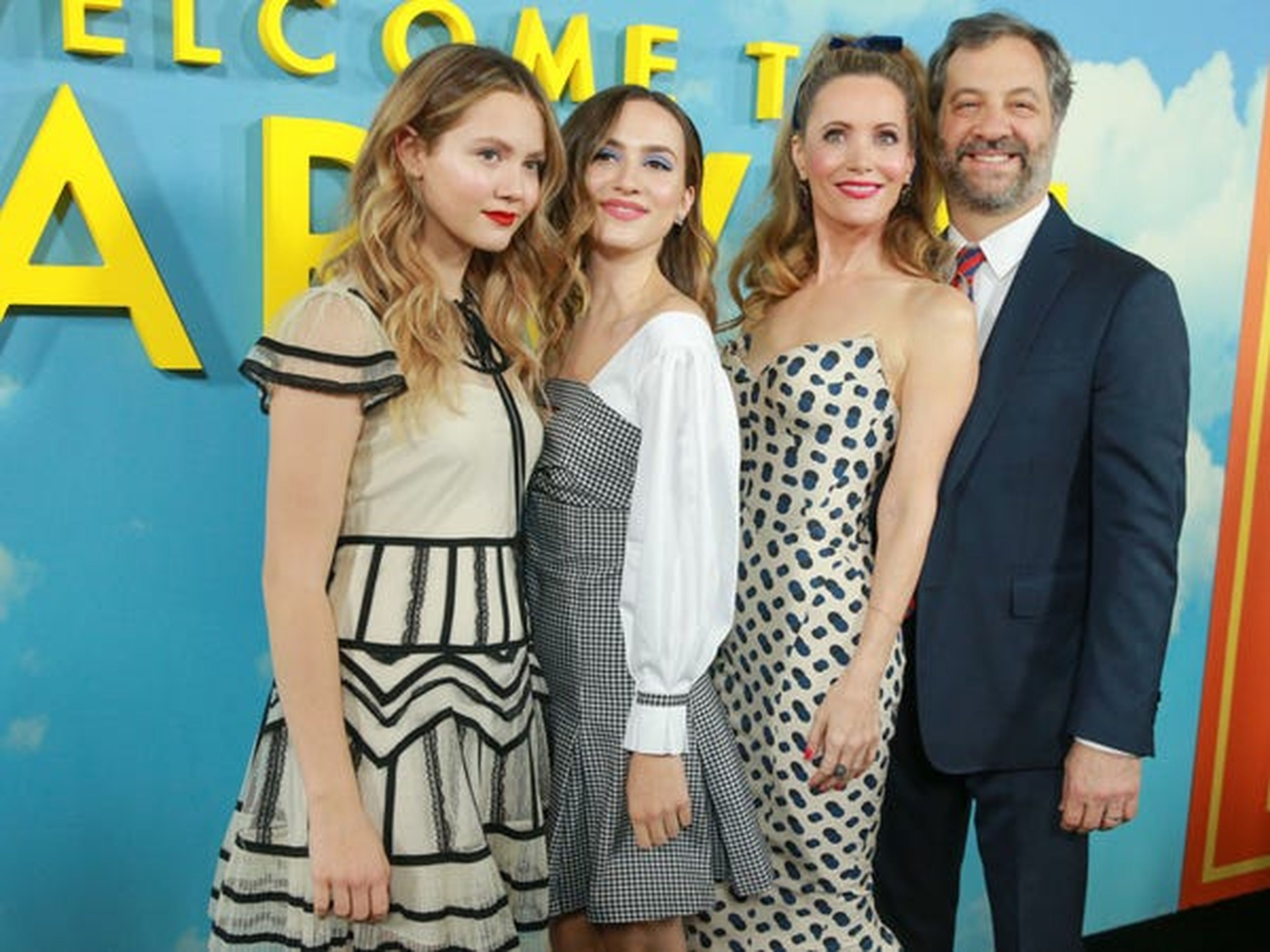 Iris Apatow, Maude Apatow, Leslie Mann y Judd Apatow en el estreno de "Welcome To Marwen" en 2018.