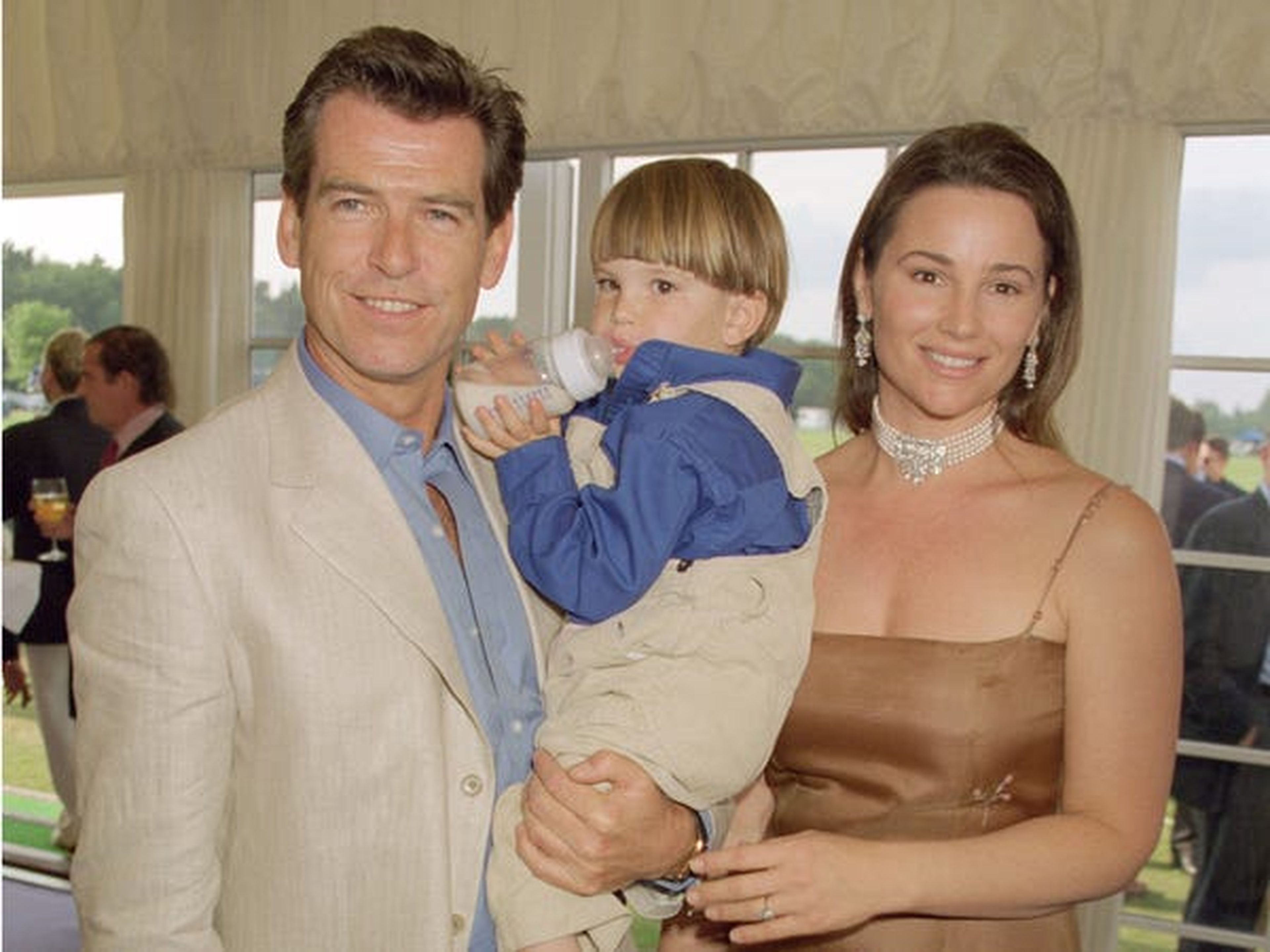 Pierce Brosnan, Keely Shaye Smith y su hijo Dylan en 1999.