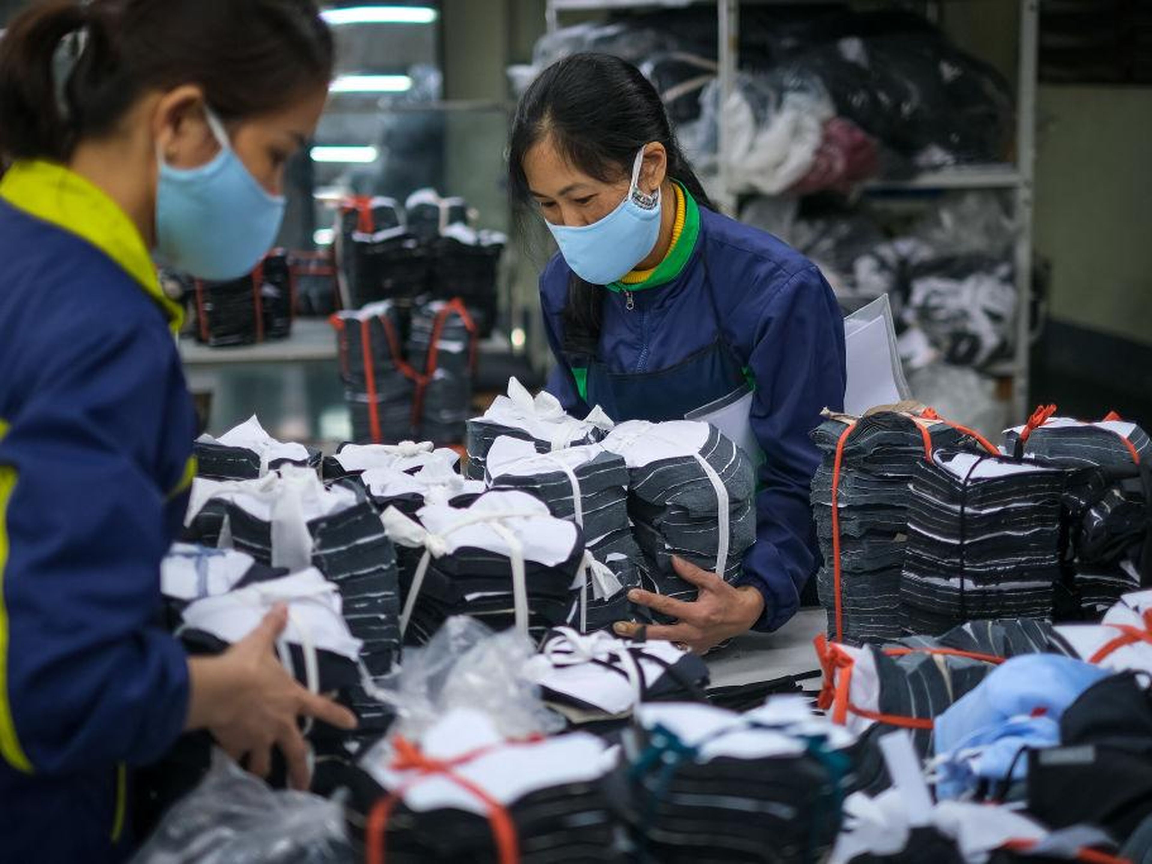 Los empleados producen mascarillas protectoras en una fábrica en Vietnam.