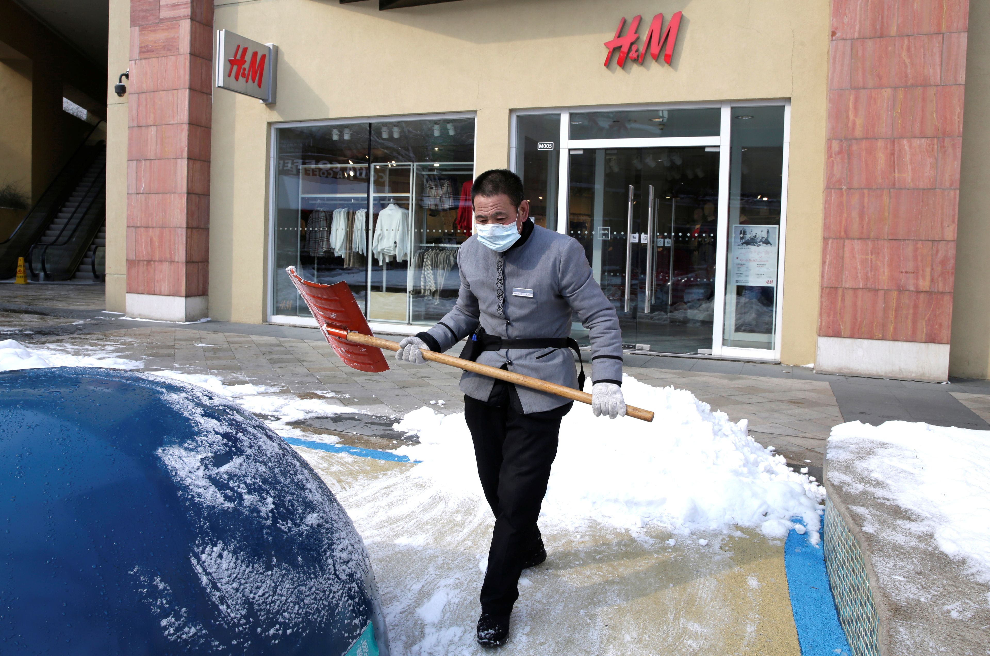 Un establecimiento de H&M cerrado en China tras el brote del coronavirus
