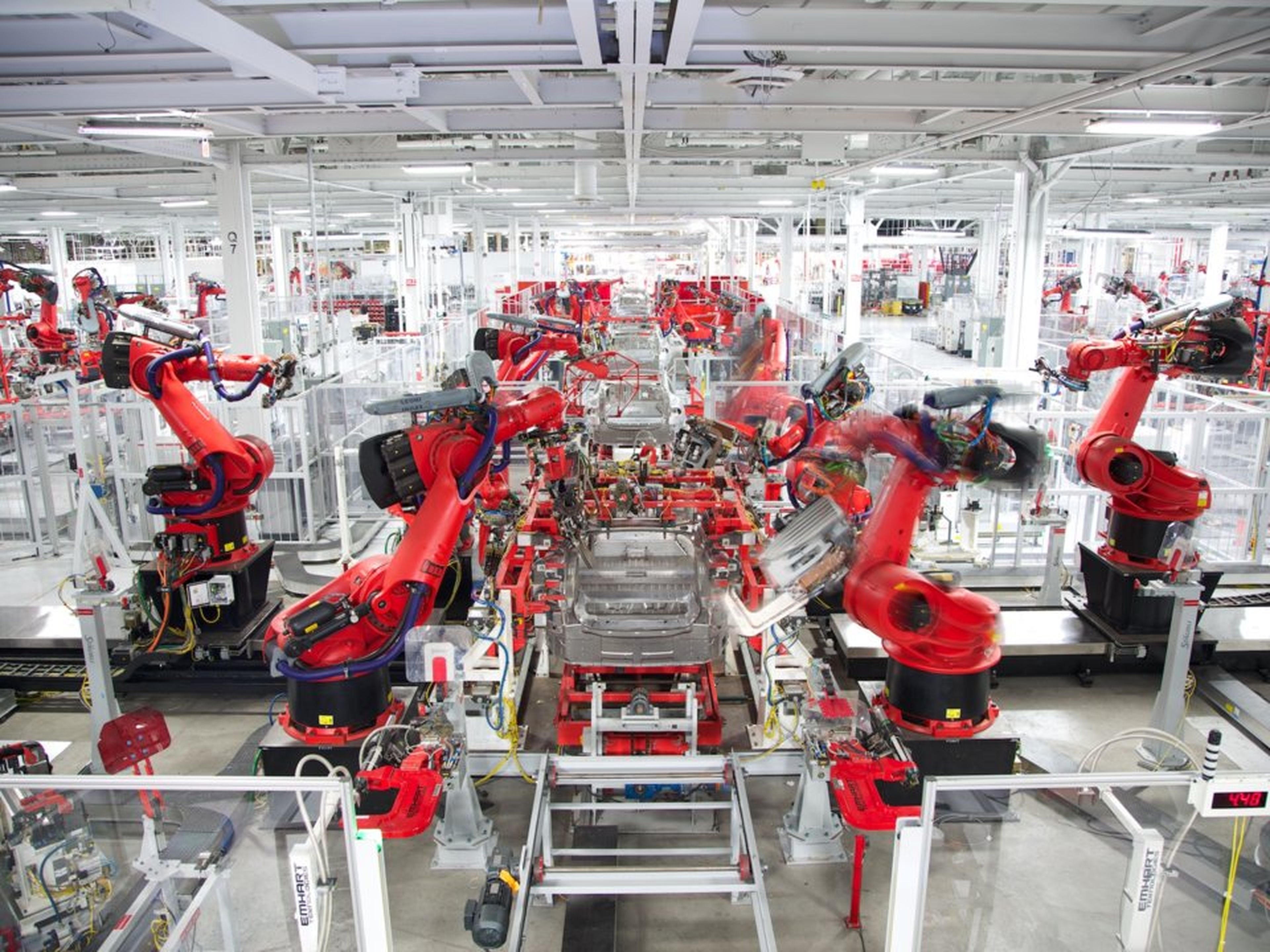 Una fábrica de coches de Tesla parcialmente automatizada