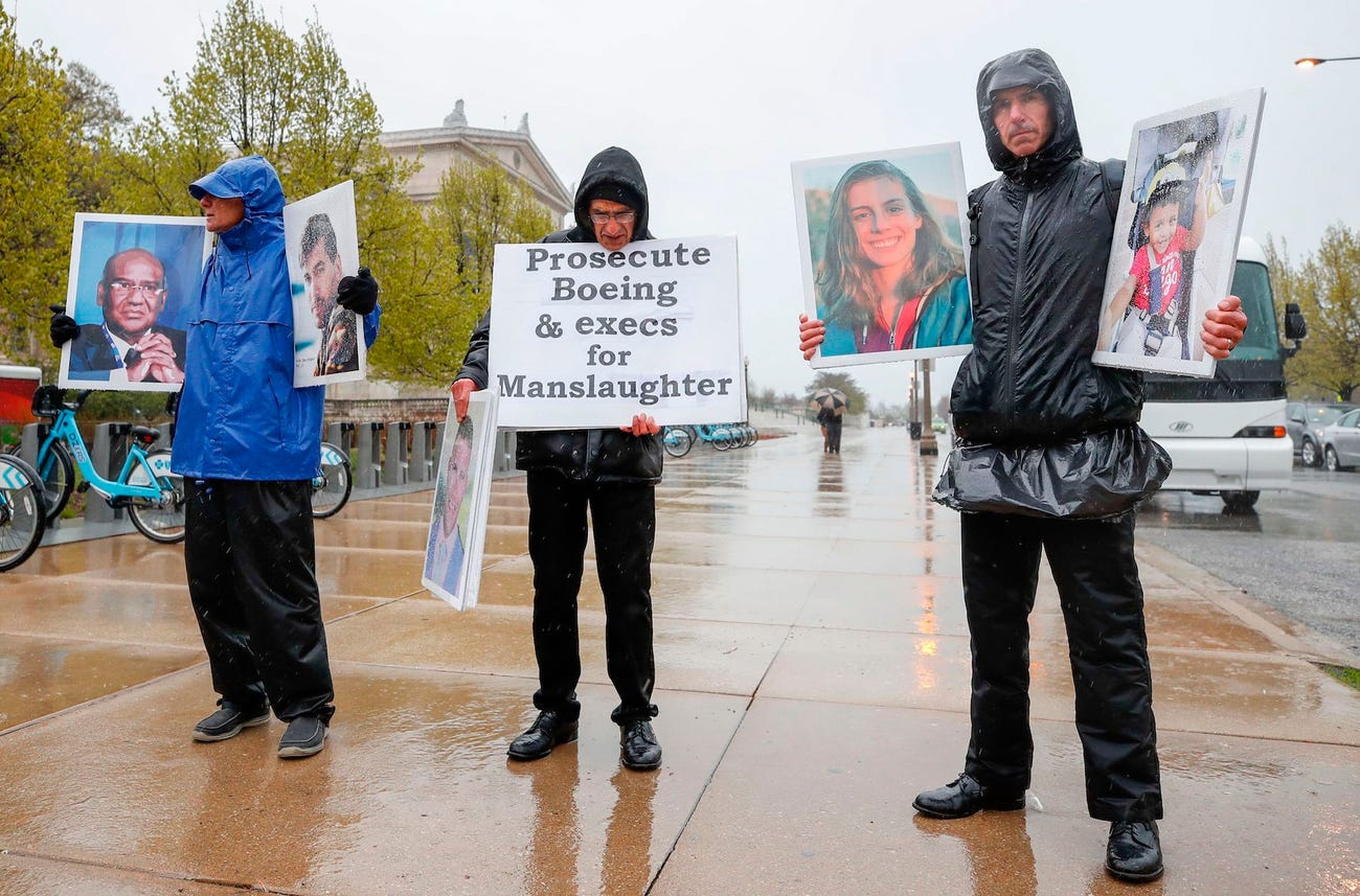Familiares y amigos de las víctimas del accidente del vuelo 302 de Ethiopian Airlines organizaron una protesta frente a la reunión anual de accionistas de Boeing Chicago (Illinois, Estados Unidos).