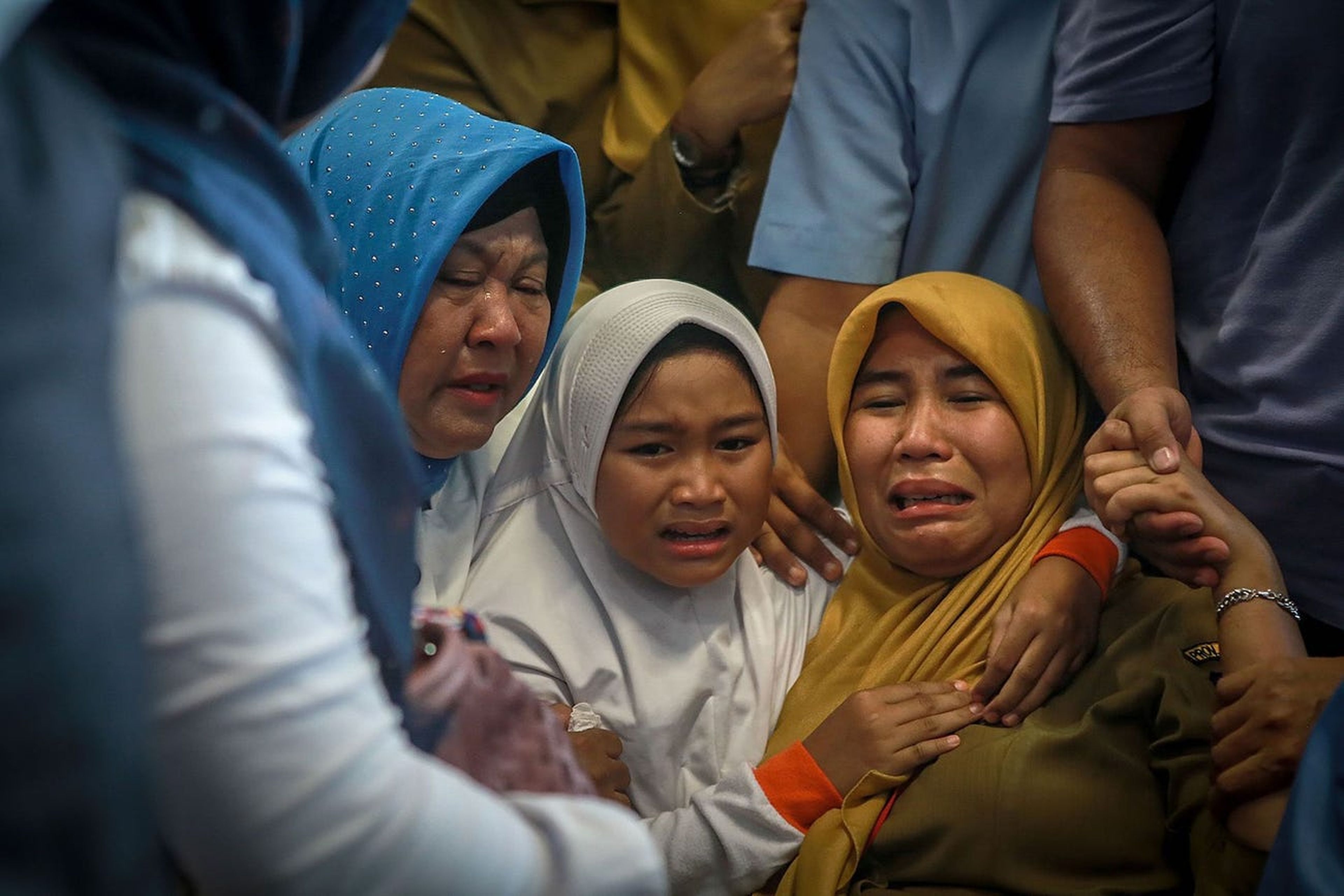 Los familiares de los pasajeros del avión de Lion Air estrellado lloran en el aeropuerto de Pangkal Pinang.