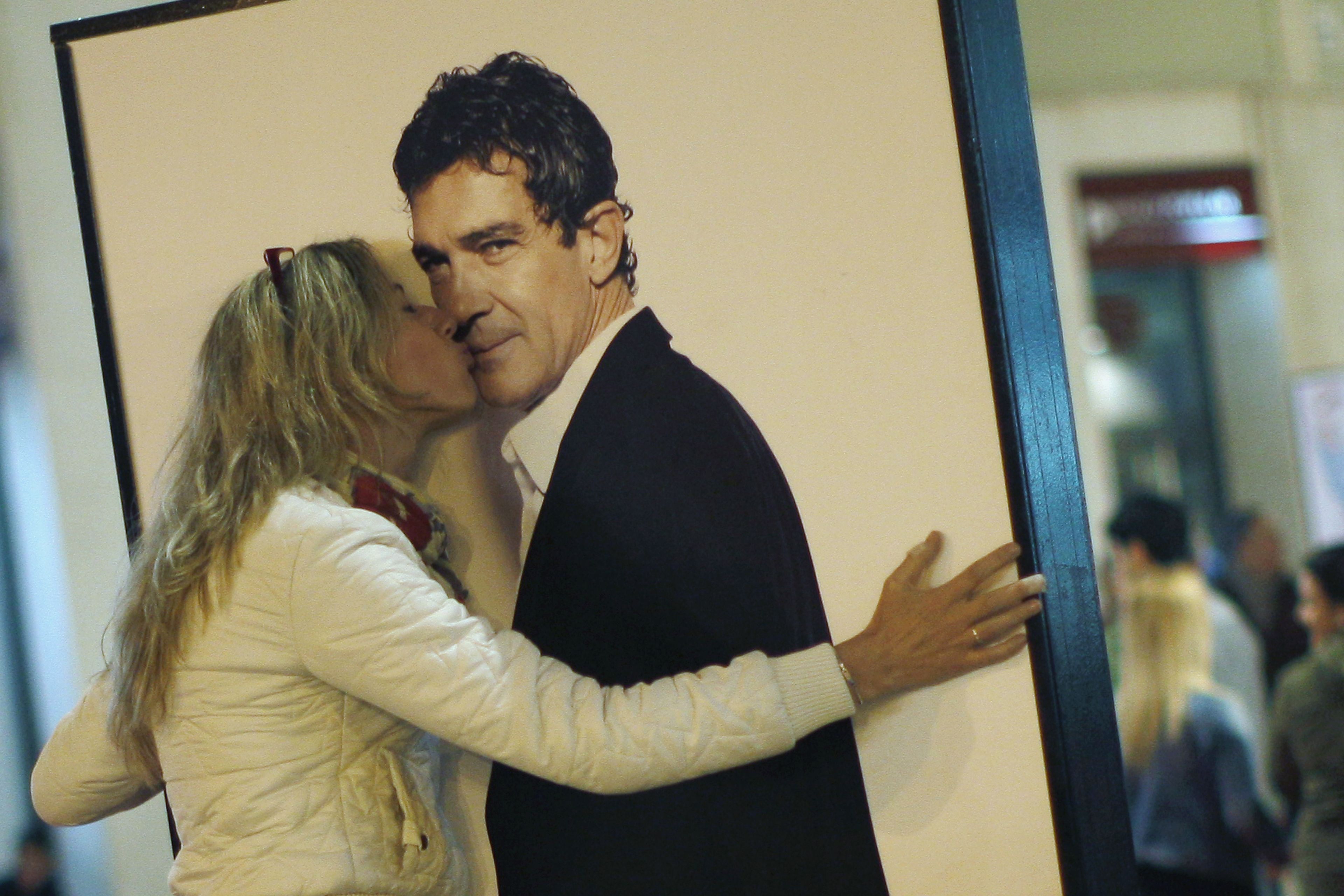 Una fan besa un cartel de Antonio Banderas