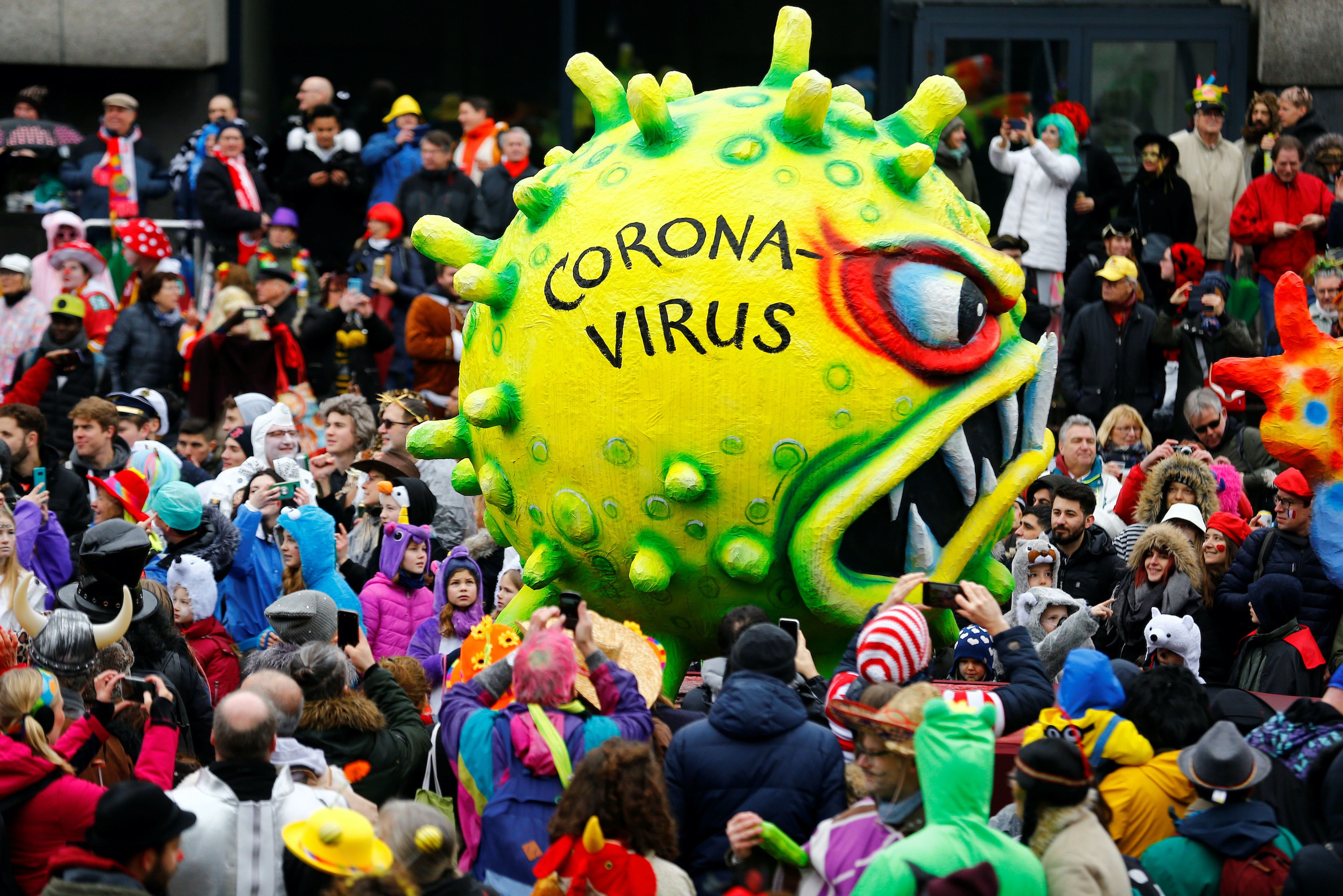 Una figura del coronavirus en un carnaval en Alemania.