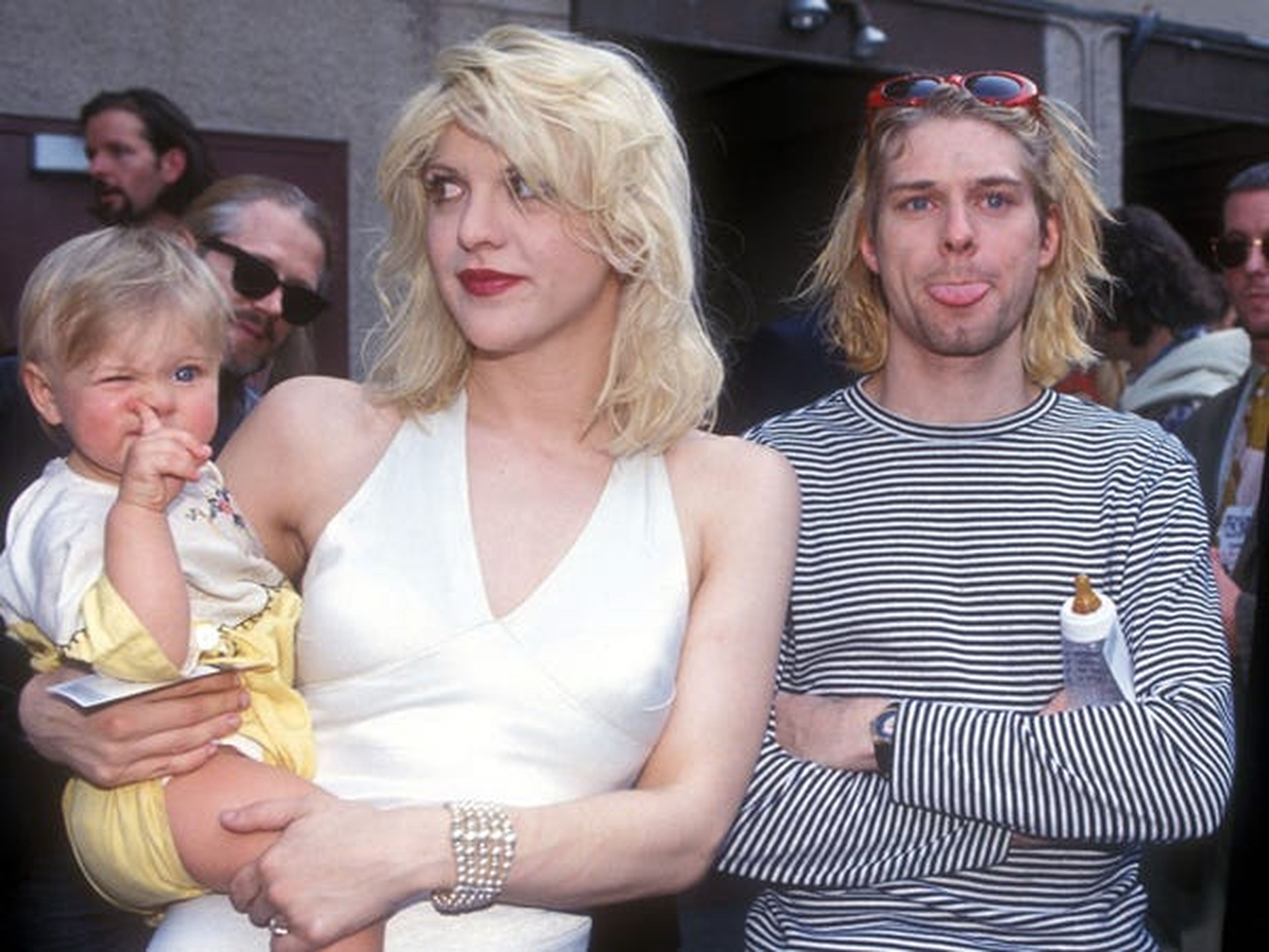 Frances Bean Cobain, Courtney Love y Kurt Cobain en los premios MTV Video Music Awards de 1993.