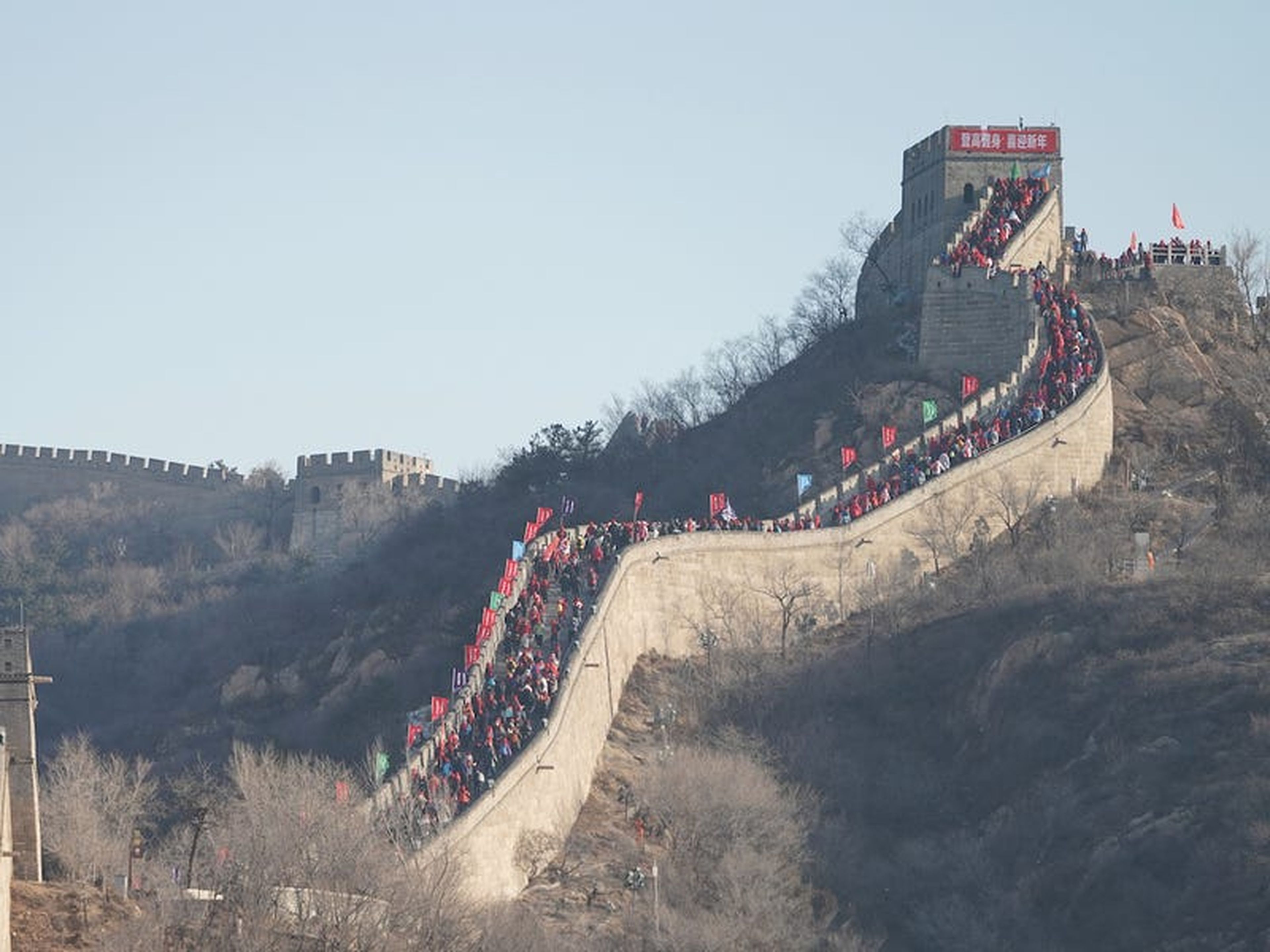 Gente visitando la Gran Muralla para celebrar el Año Nuevo el 1 de enero.