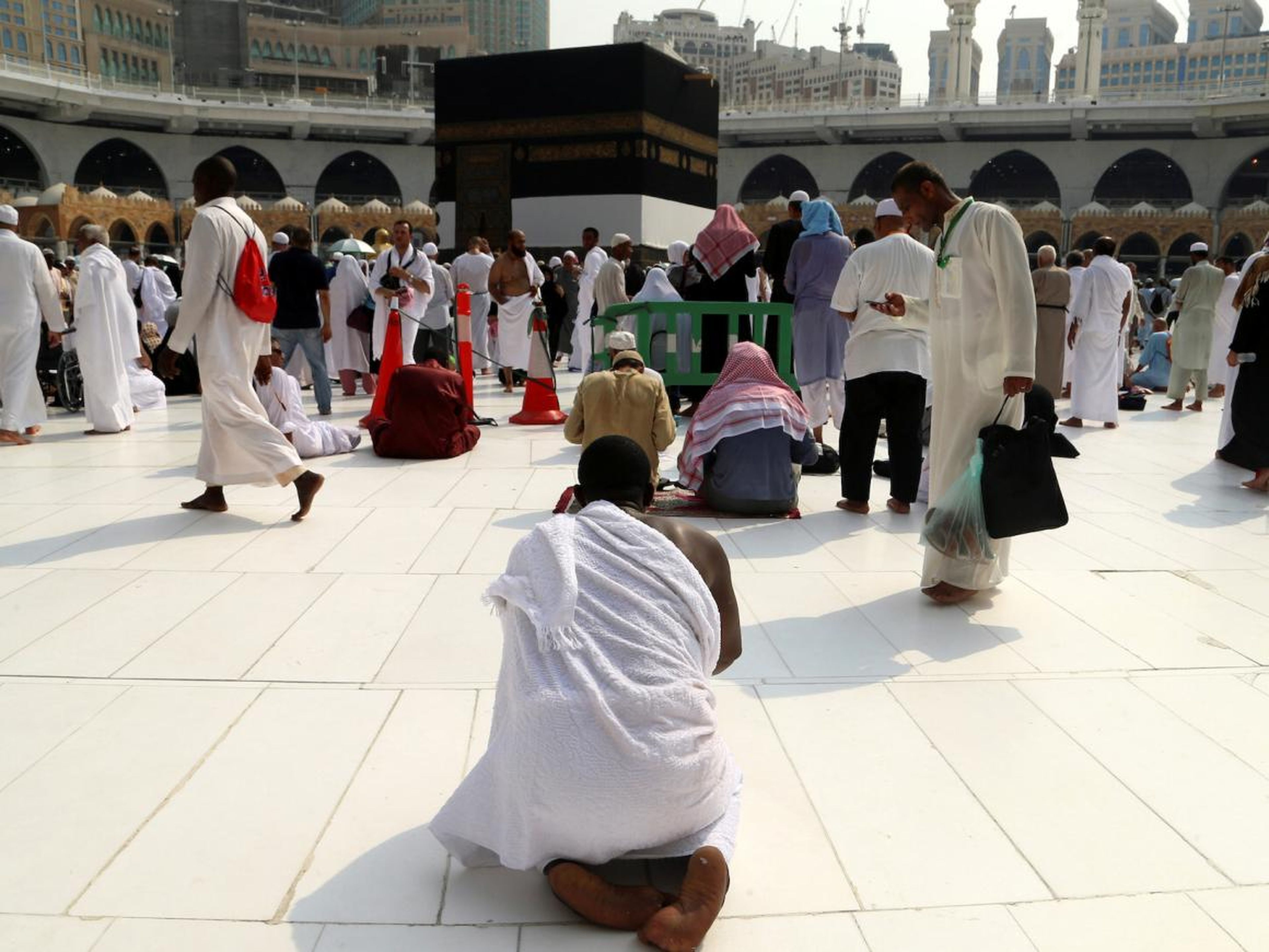 Un peregrino musulmán reza sobre el mármol blanco de Thassos, cerca de la Kaaba en la Gran Mezquita de La Meca.