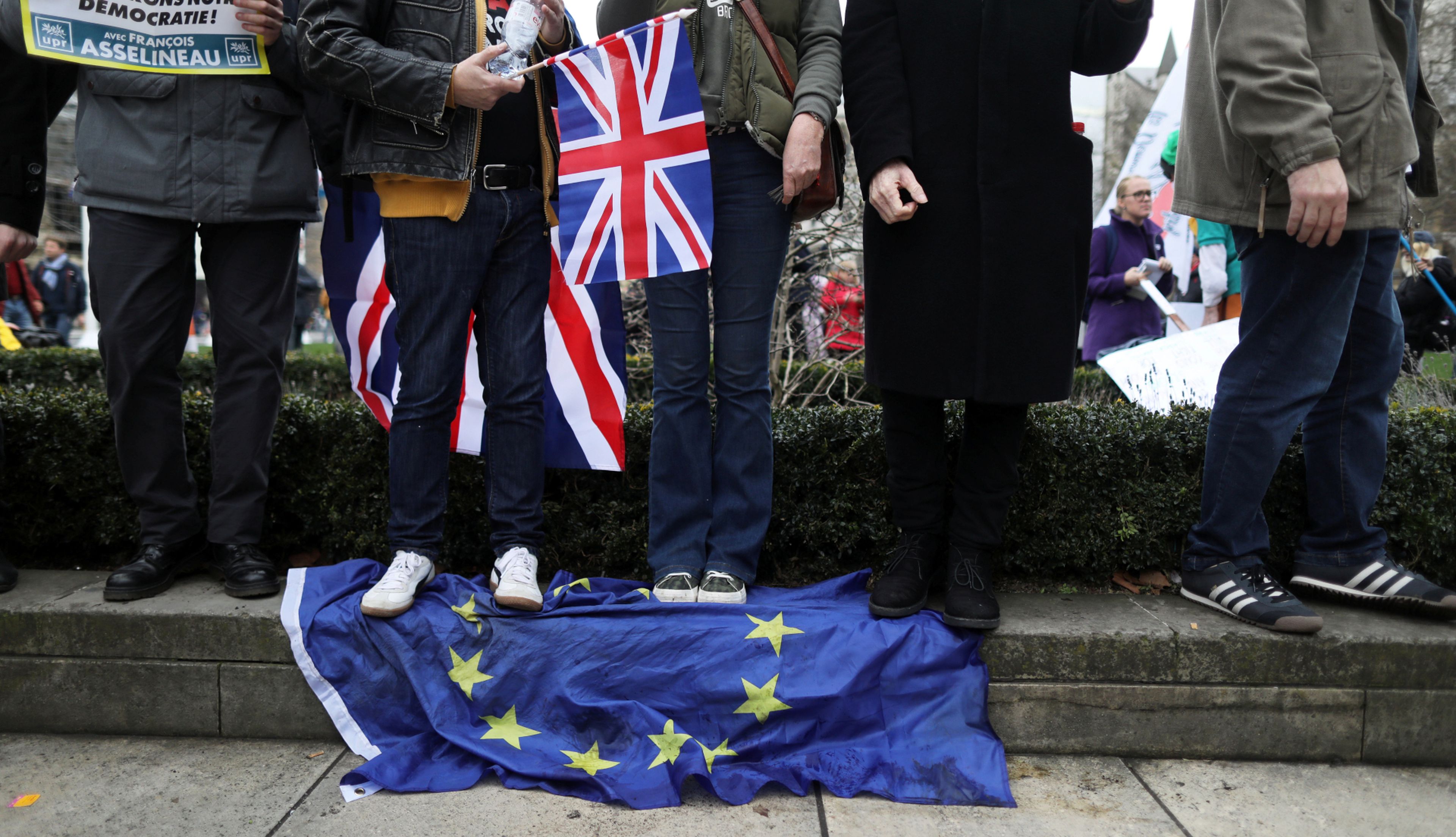 Un grupo de manifestantes a favor del Brexit pisa una bandera europea en Londres