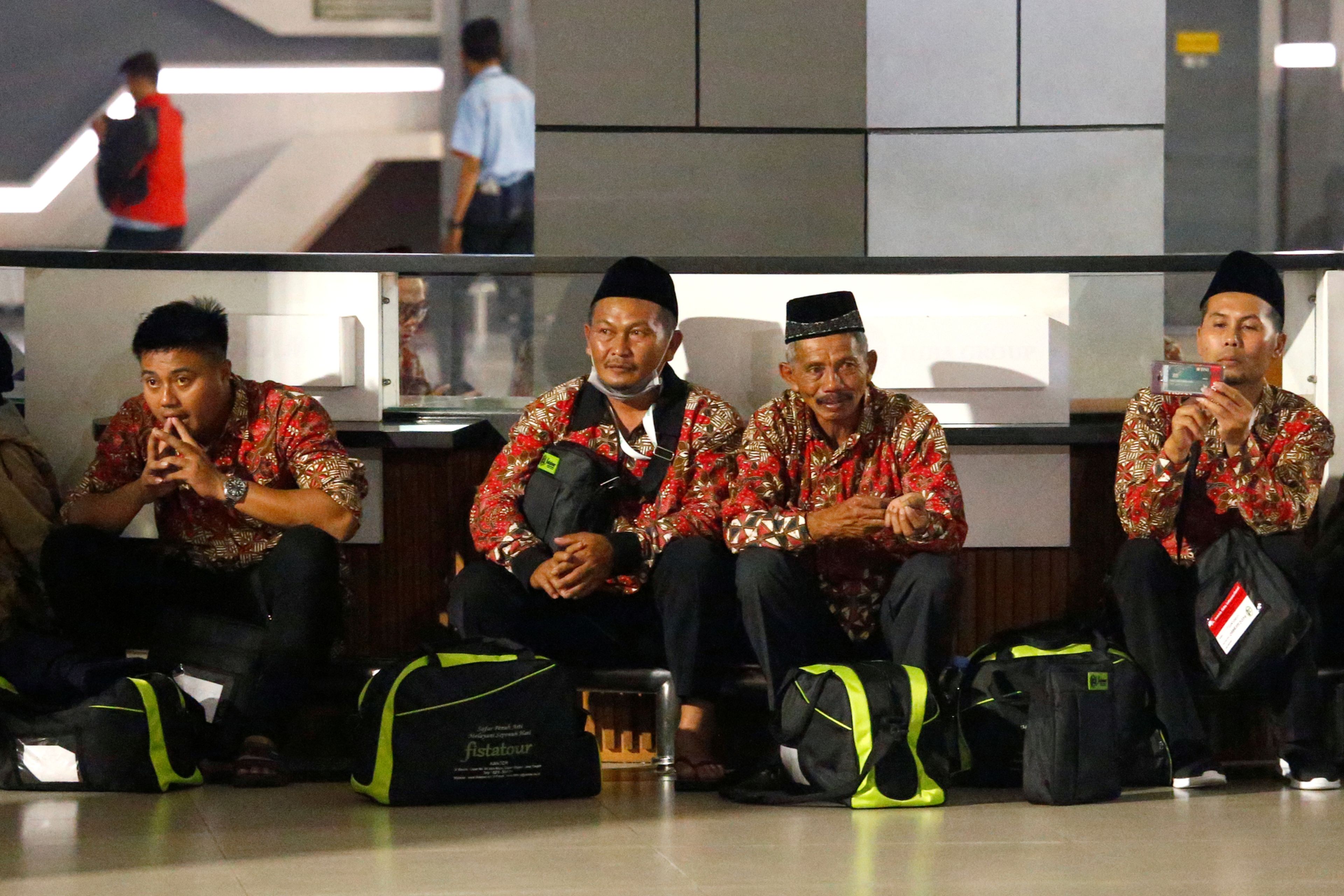 Un grupo de peregrinos esperan en el aeropuerto de Jakarta tras la cancelación de visados para viajar a La Meca