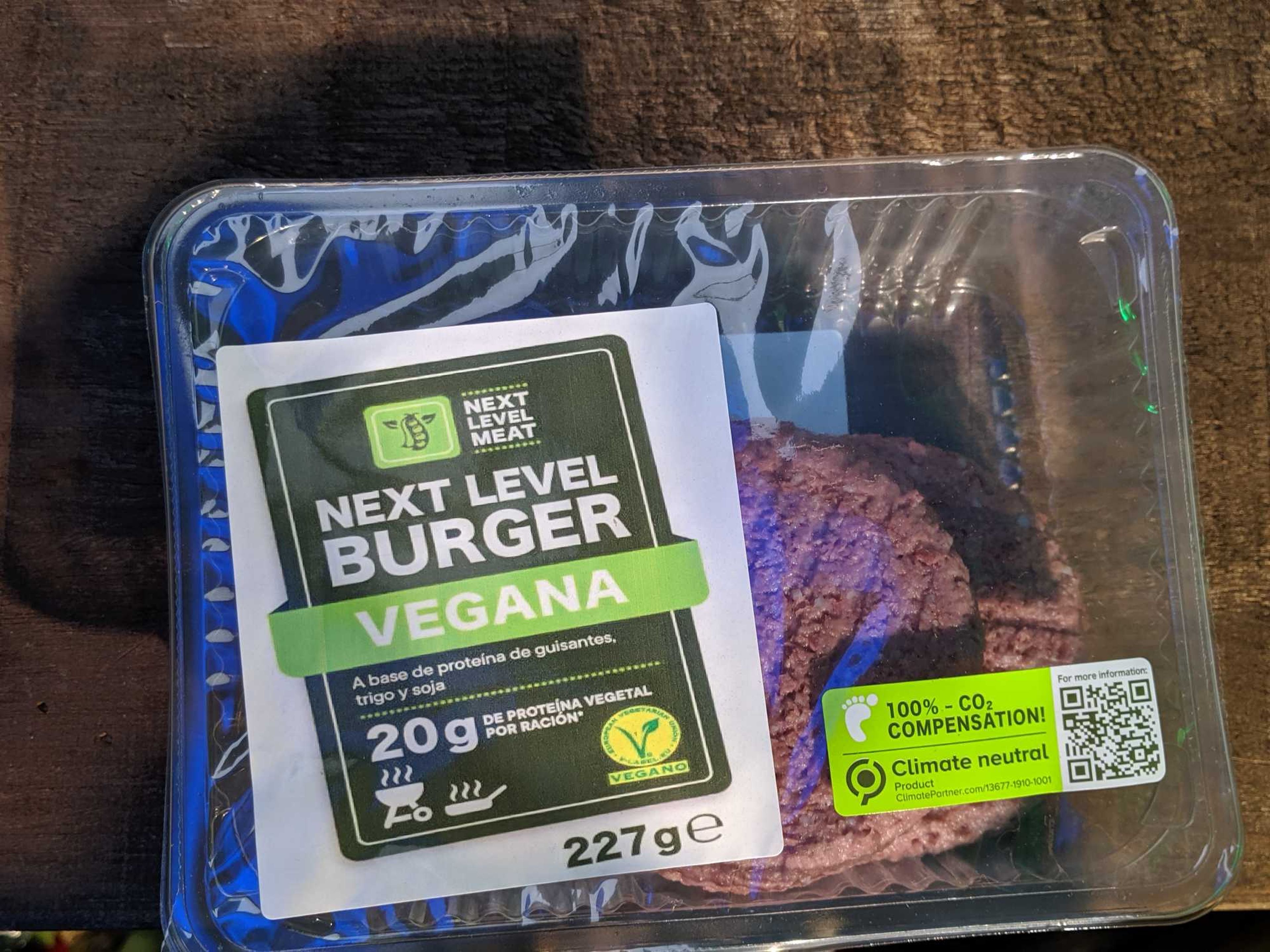 El embalaje plástico de la hamburguesa vegana de Lidl será sustituido por otro más sostenible en los próximos días.