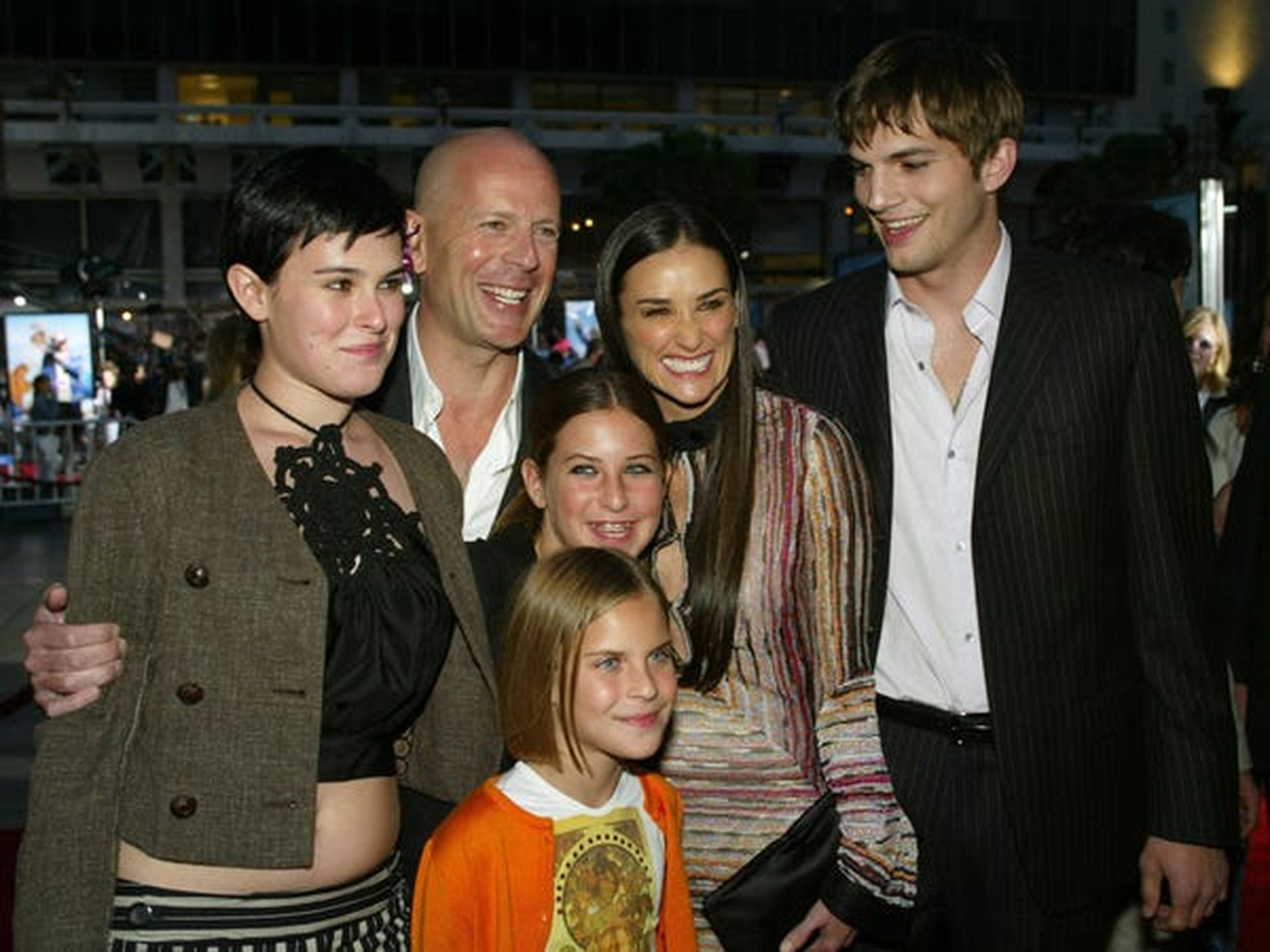 Tallulah Belle Willis (en el centro) con sus padres, hermanas y Ashton Kutcher (a la derecha).