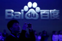 Un hombre toma una fotografía durante una conferencia de Baidu en Pekín