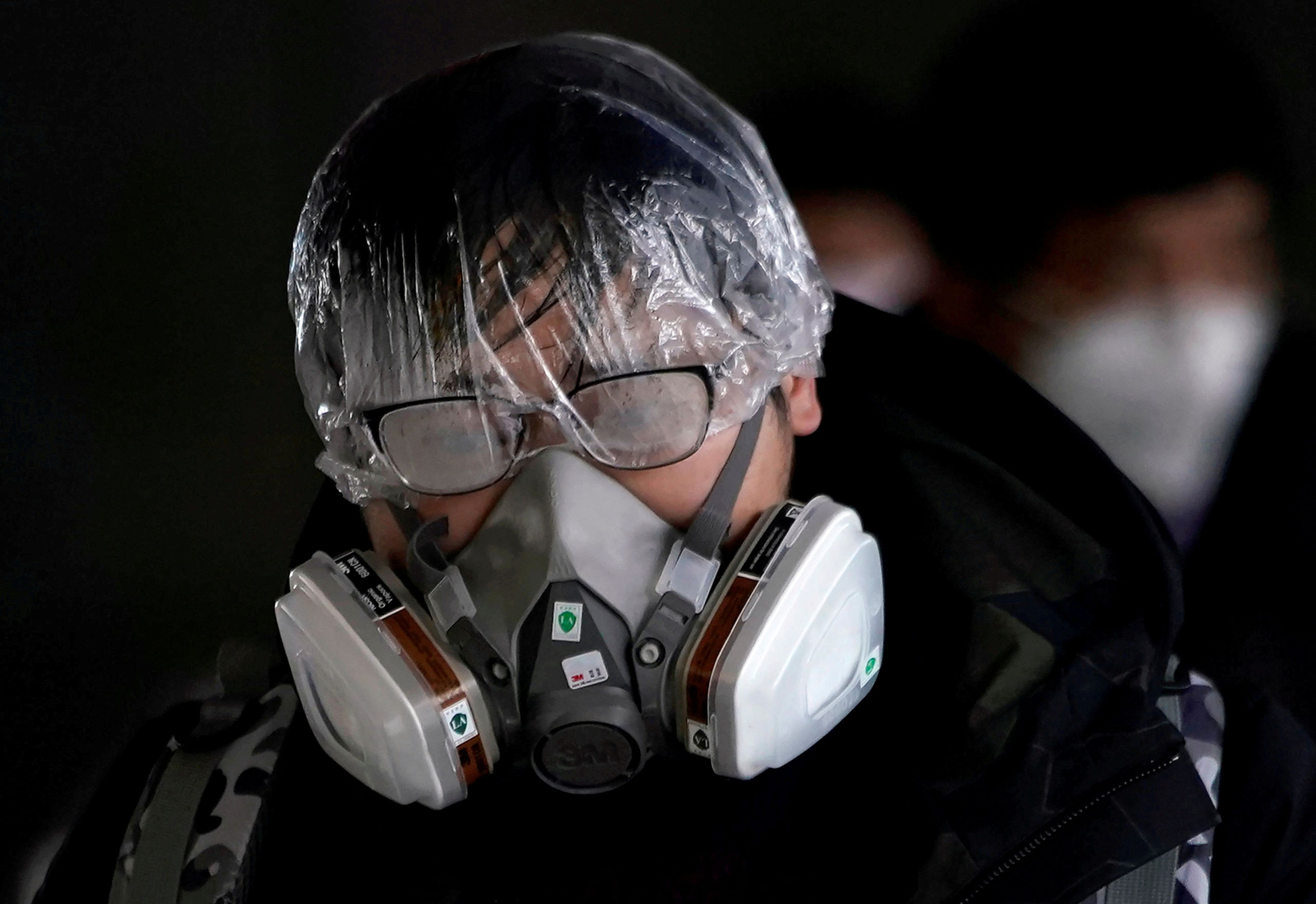 Un hombre utiliza una máscara protectora para protegerse durante la propagación del brote del coronavirus