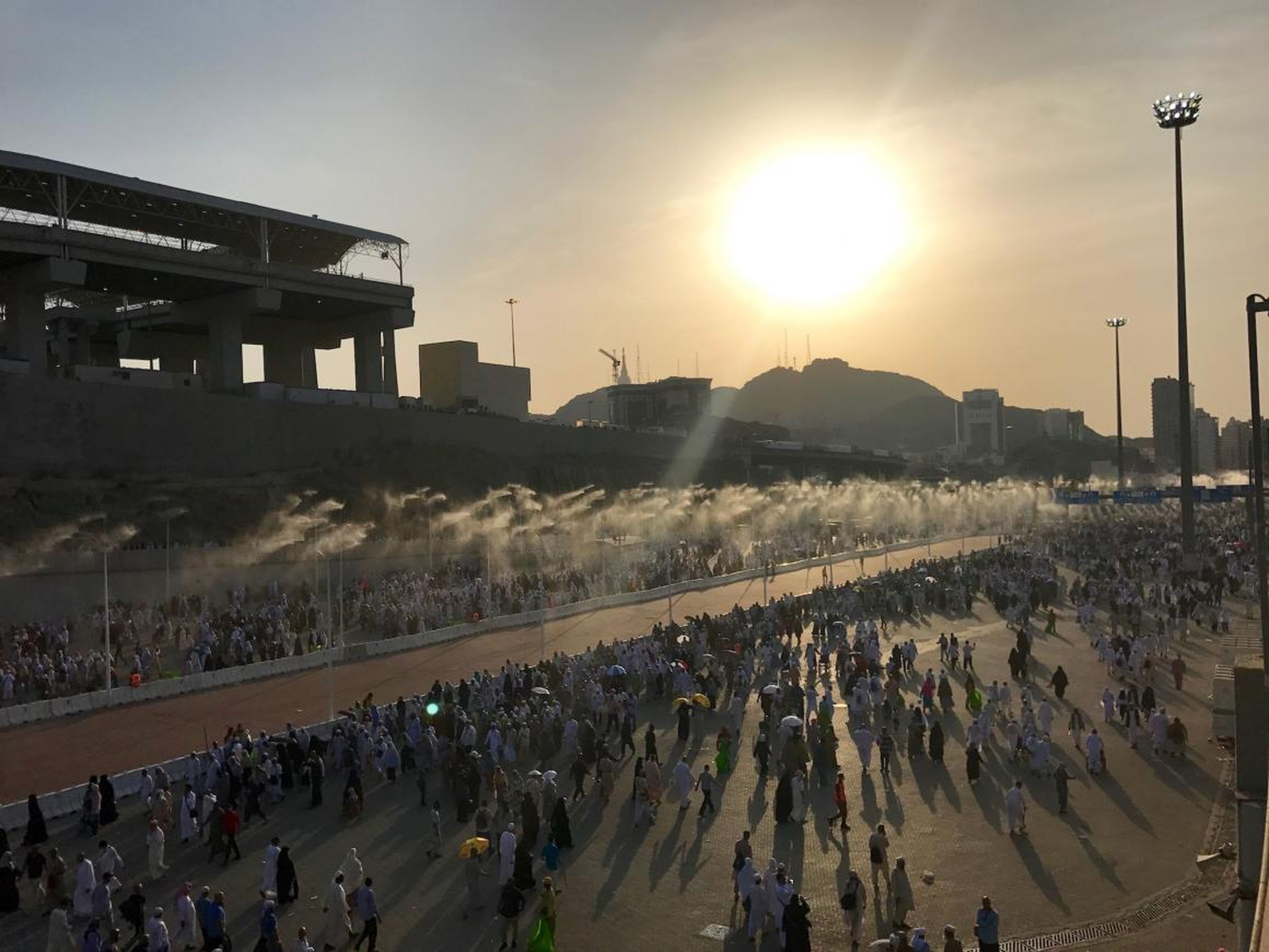 Un sistema de enfriamiento rociando agua ayuda a combatir el calor en La Meca.