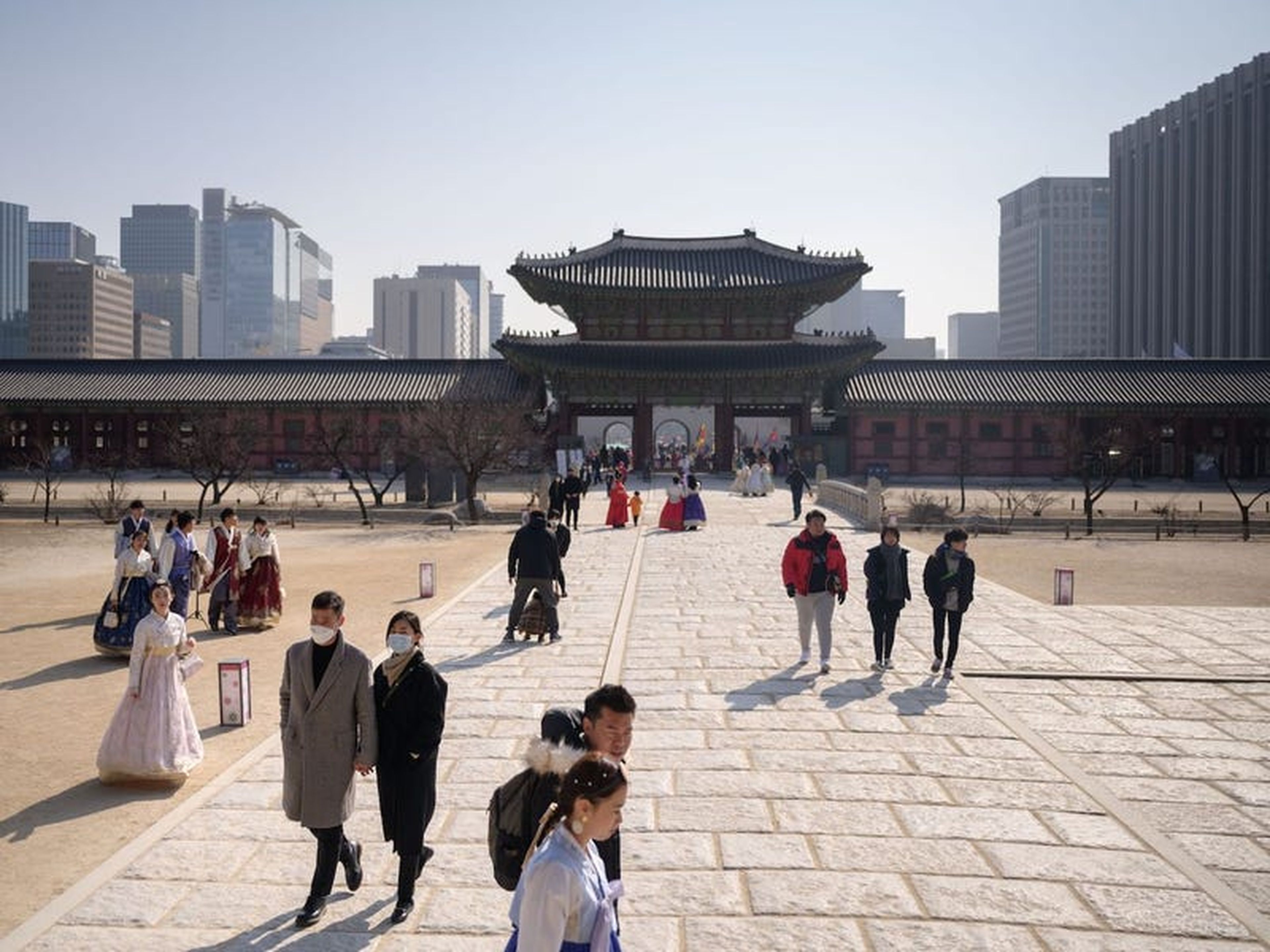 Turistas con mascarilla en el Palacio Gyeongbokgung en Seúl el 10 de febrero.
