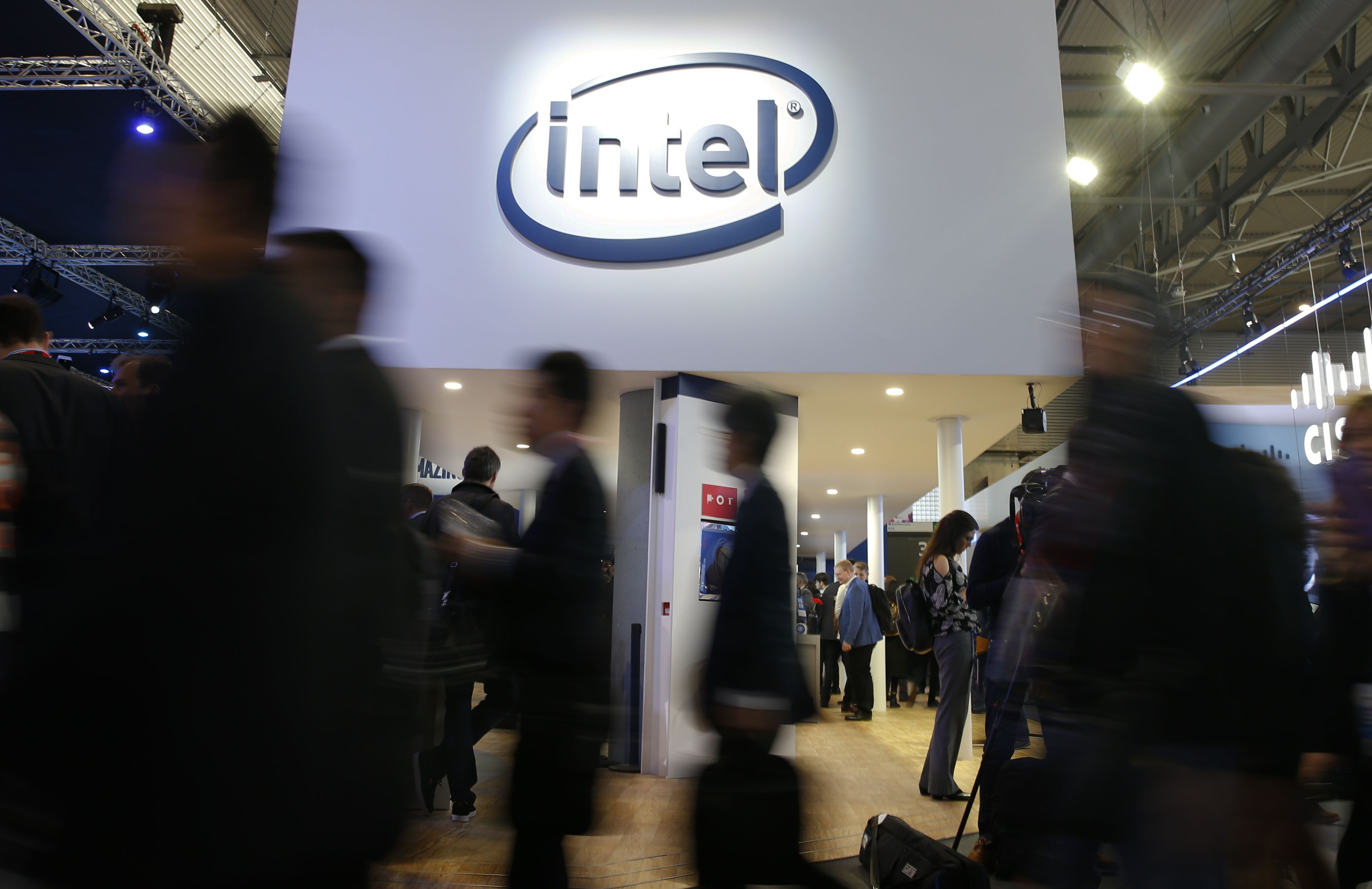 El logotipo de Intel en el Mobile World Congress en Barcelona, el 27 de febrero de 2017.