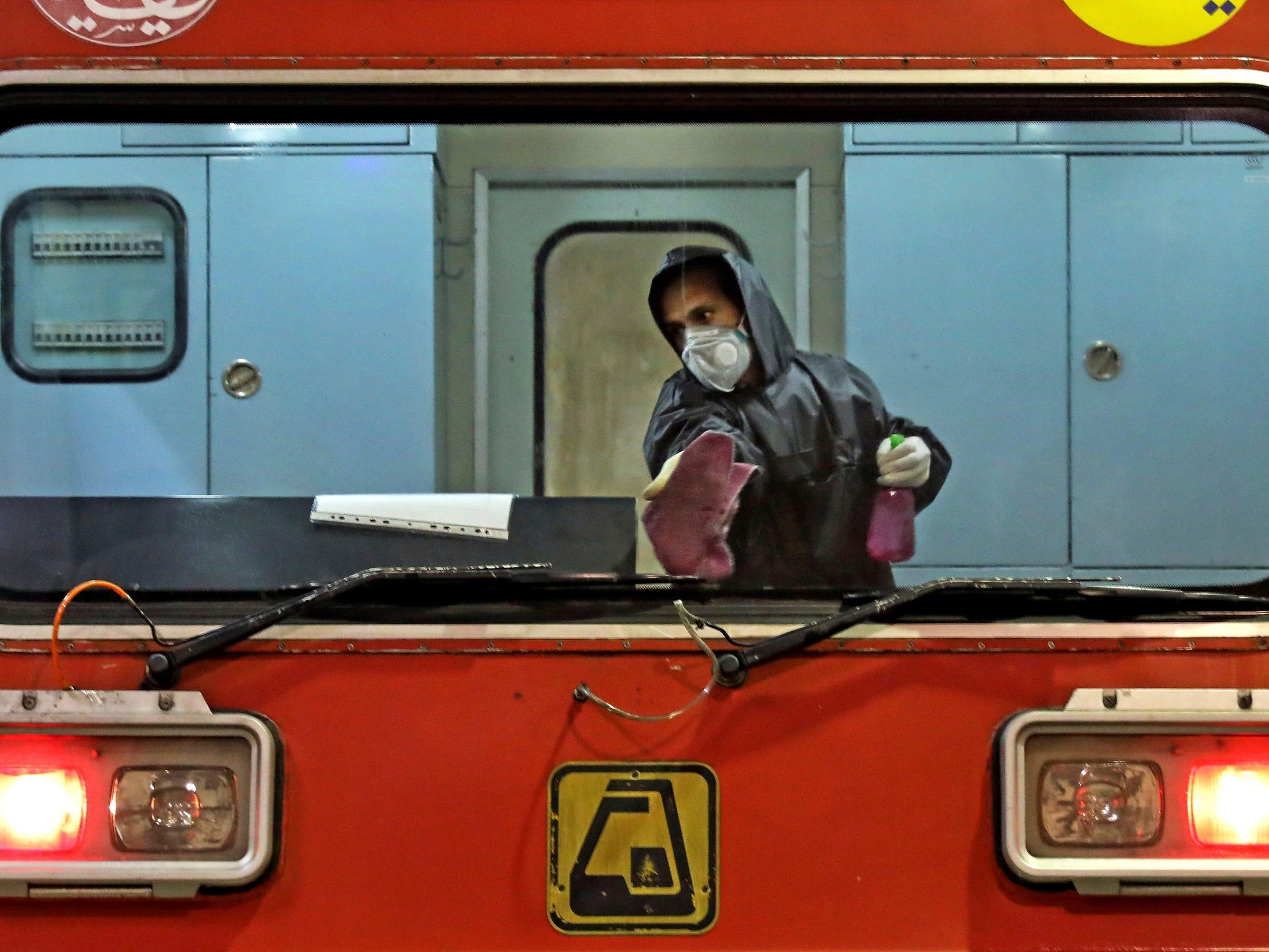 Trabajador desinfectando el metro.