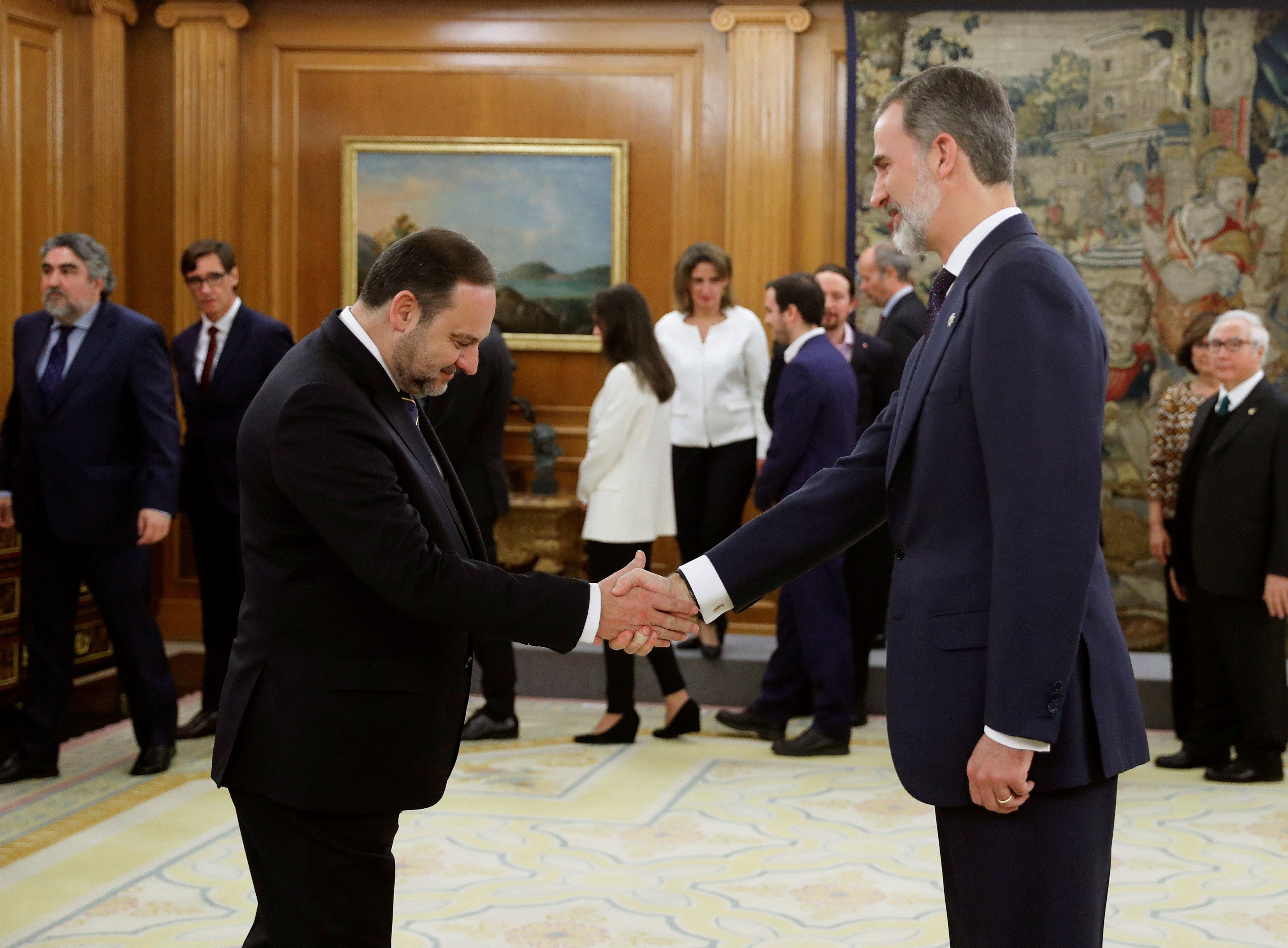 José Luis Ábalos saluda al rey Felipe en su toma de posesión como ministro.