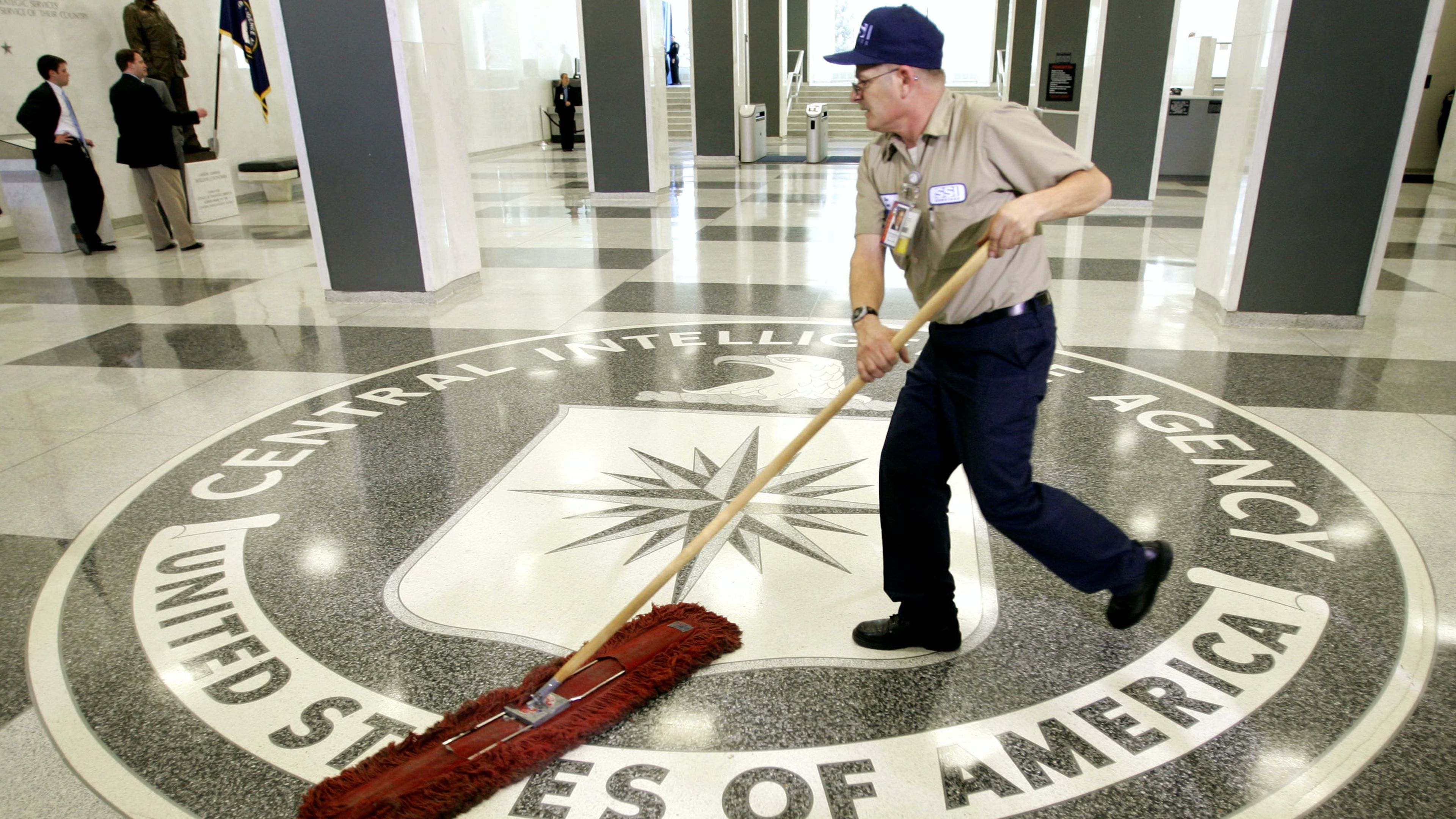 Un limpiador sobre el logo de la CIA.