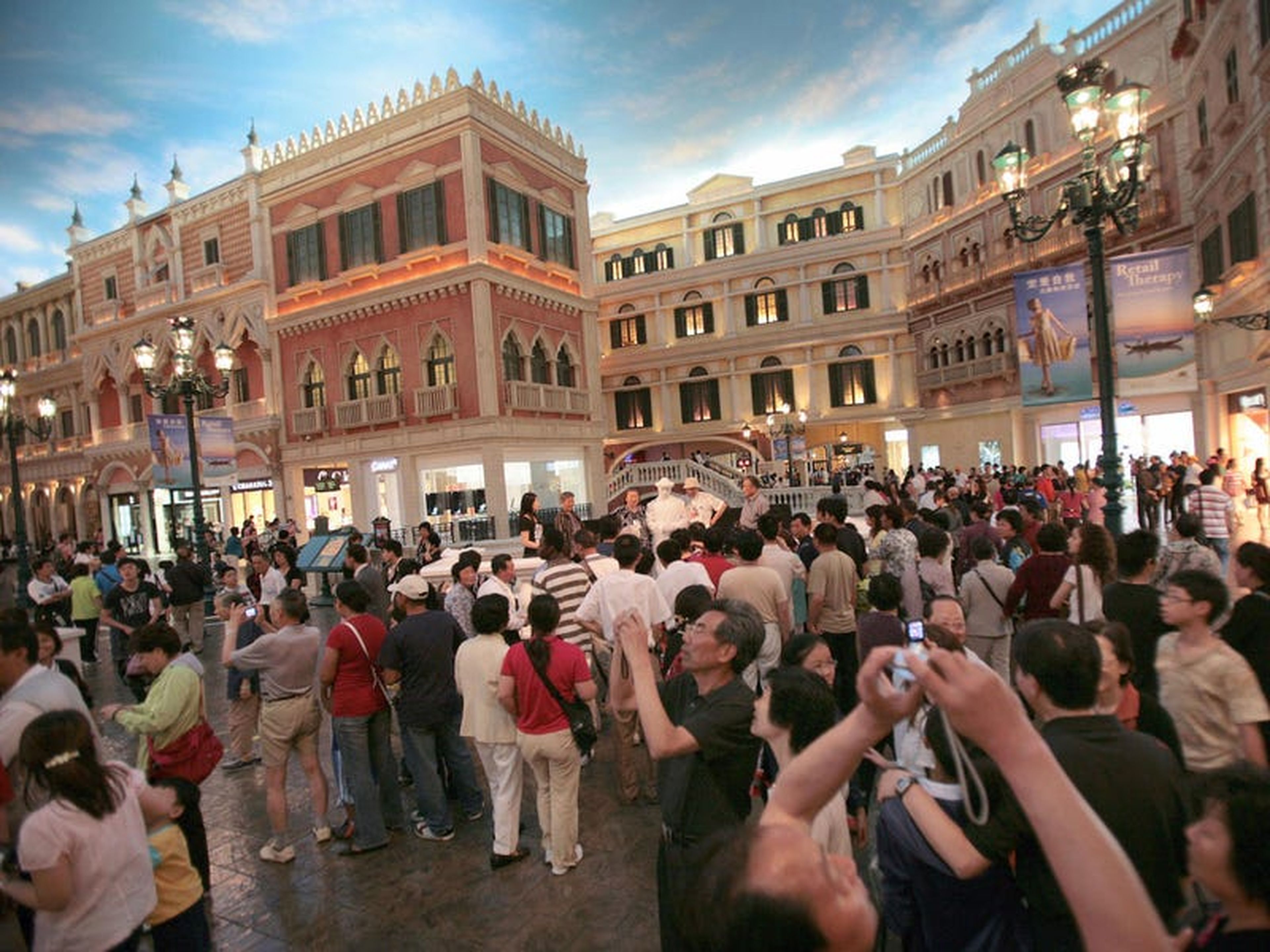 Turistas en la "Plaza San Marcos" del casino veneciano el 9 de mayo de 2008, en Macao.