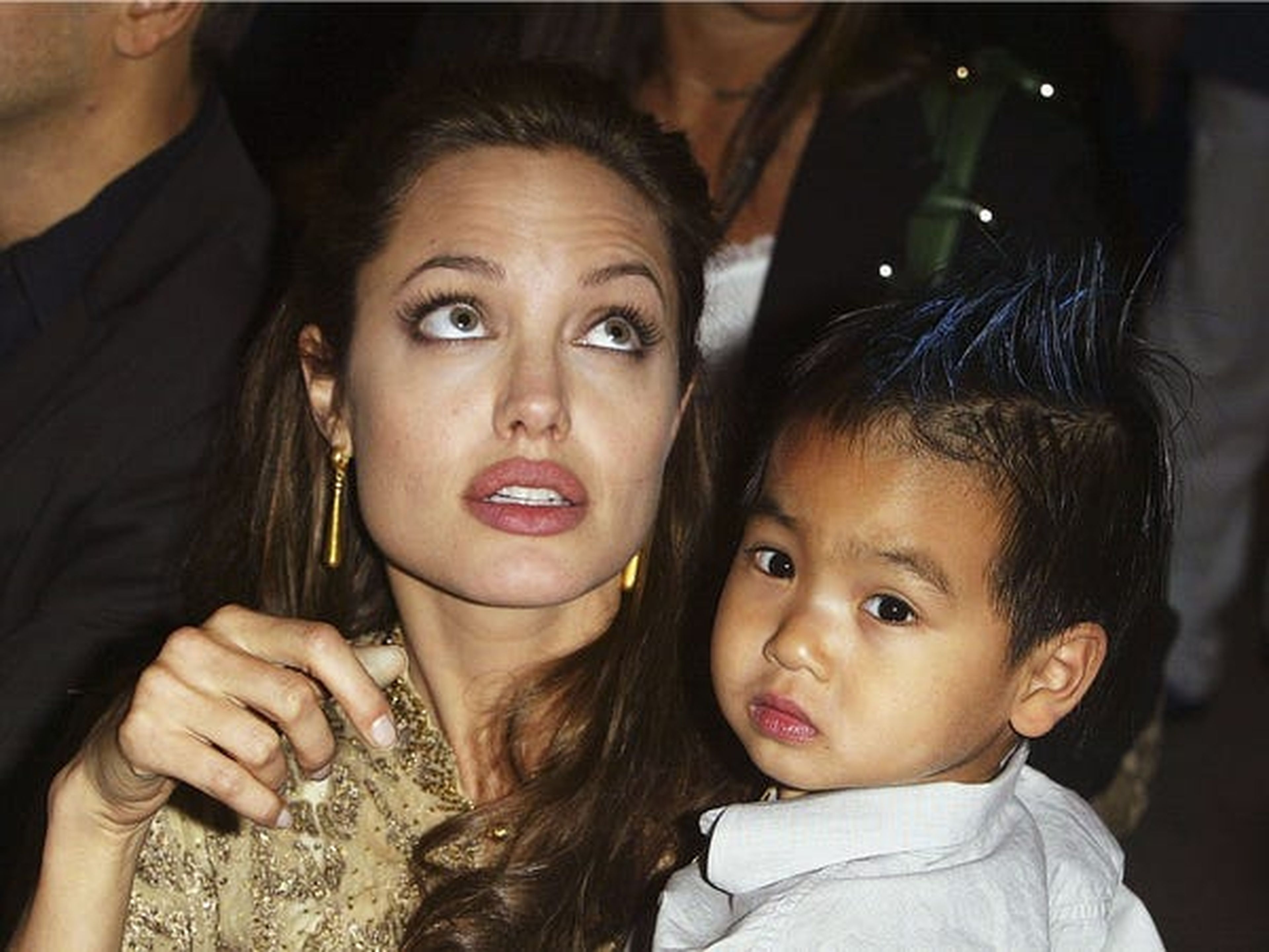 Angelina Jolie y Maddox Jolie-Pitt en el estreno de "Shark Tale" en Italia en 2004.