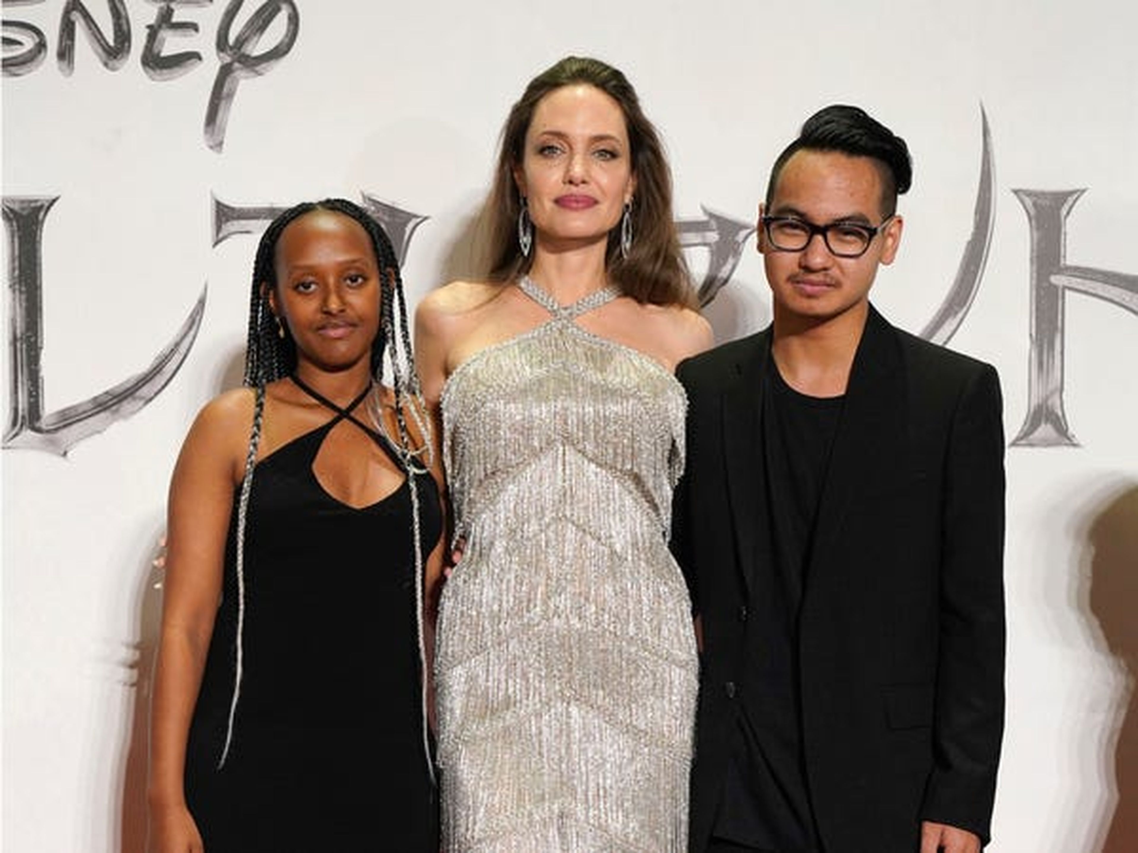 Angelina Jolie con Zahara y Maddox en el estreno en Japón en 2019 de Maléfica.