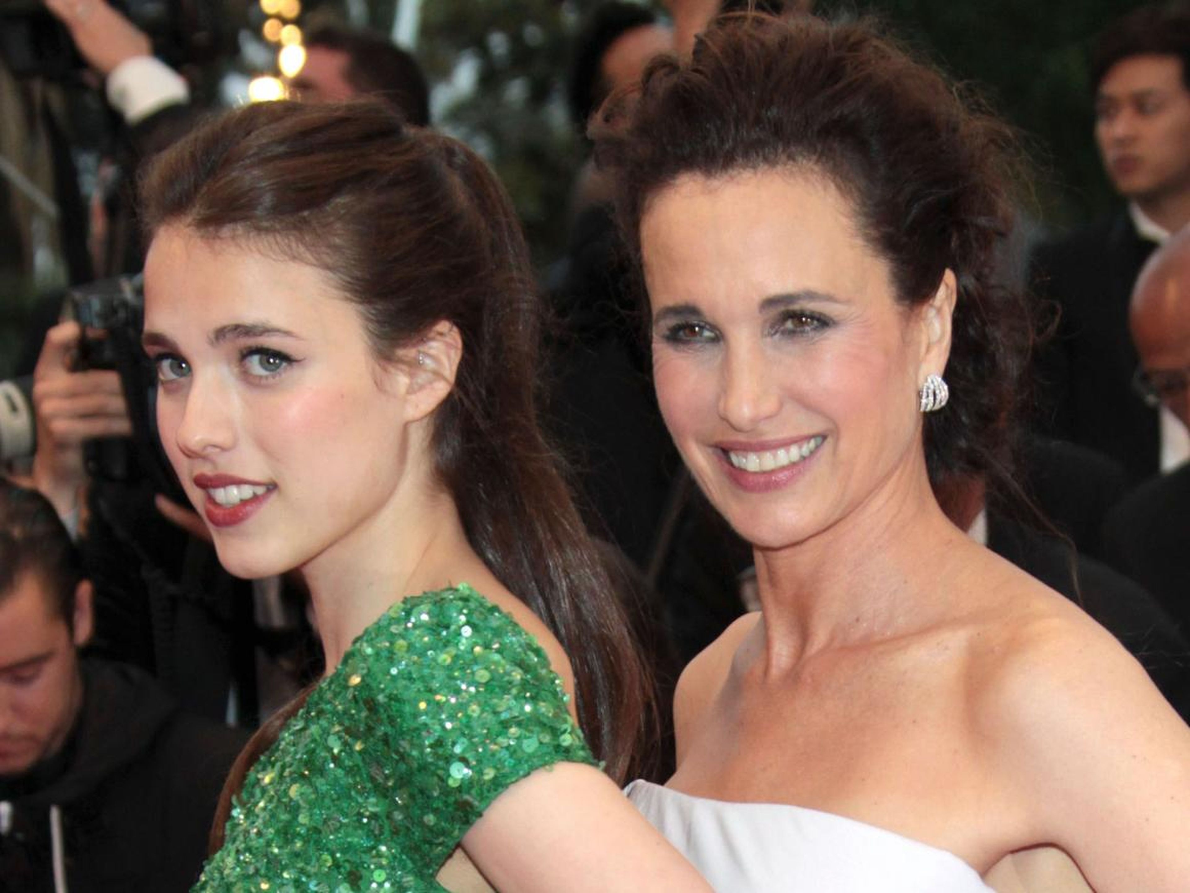 Margaret Qualley con Andie MacDowell.