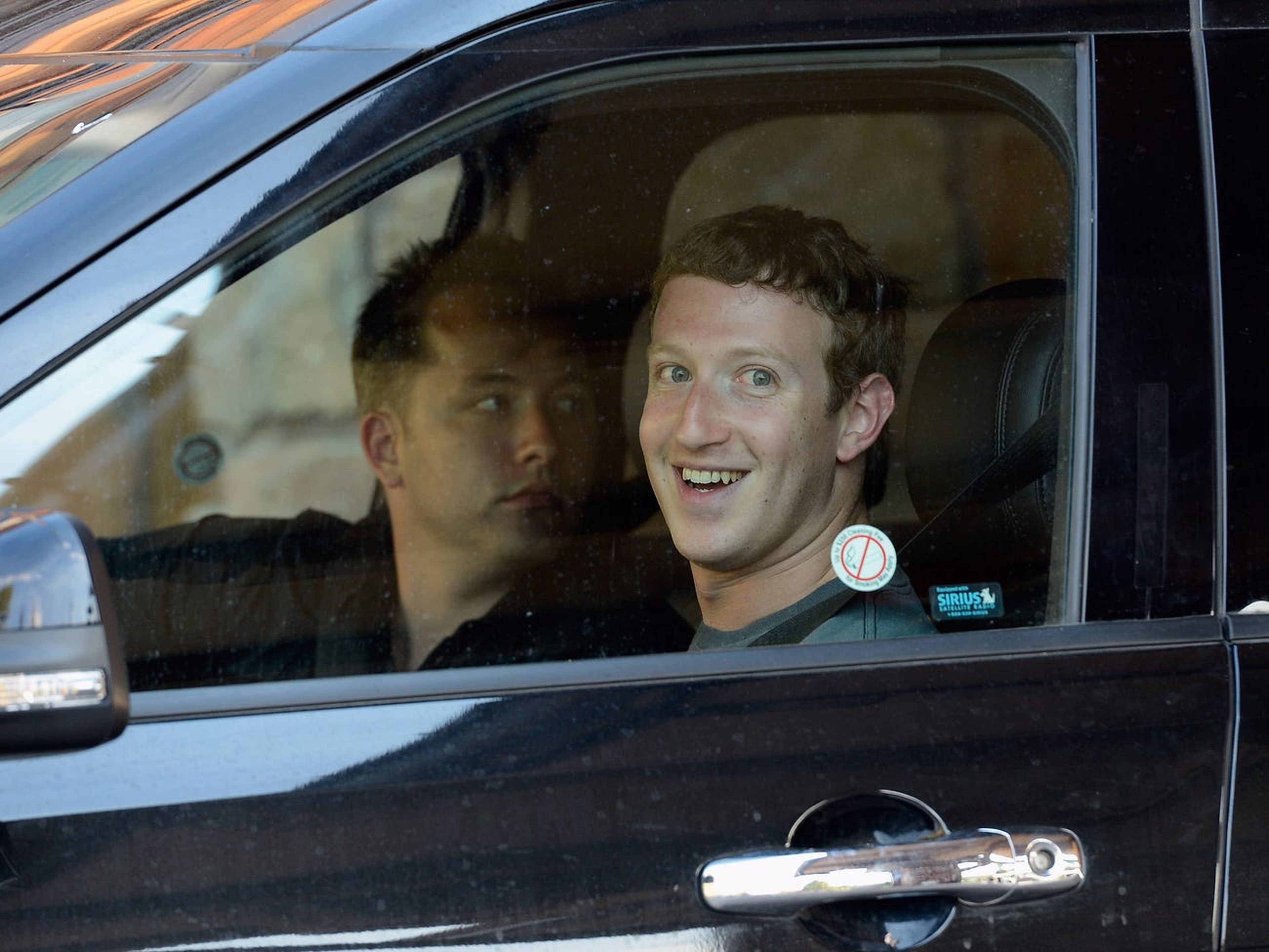 Mark Zuckerberg conduciendo