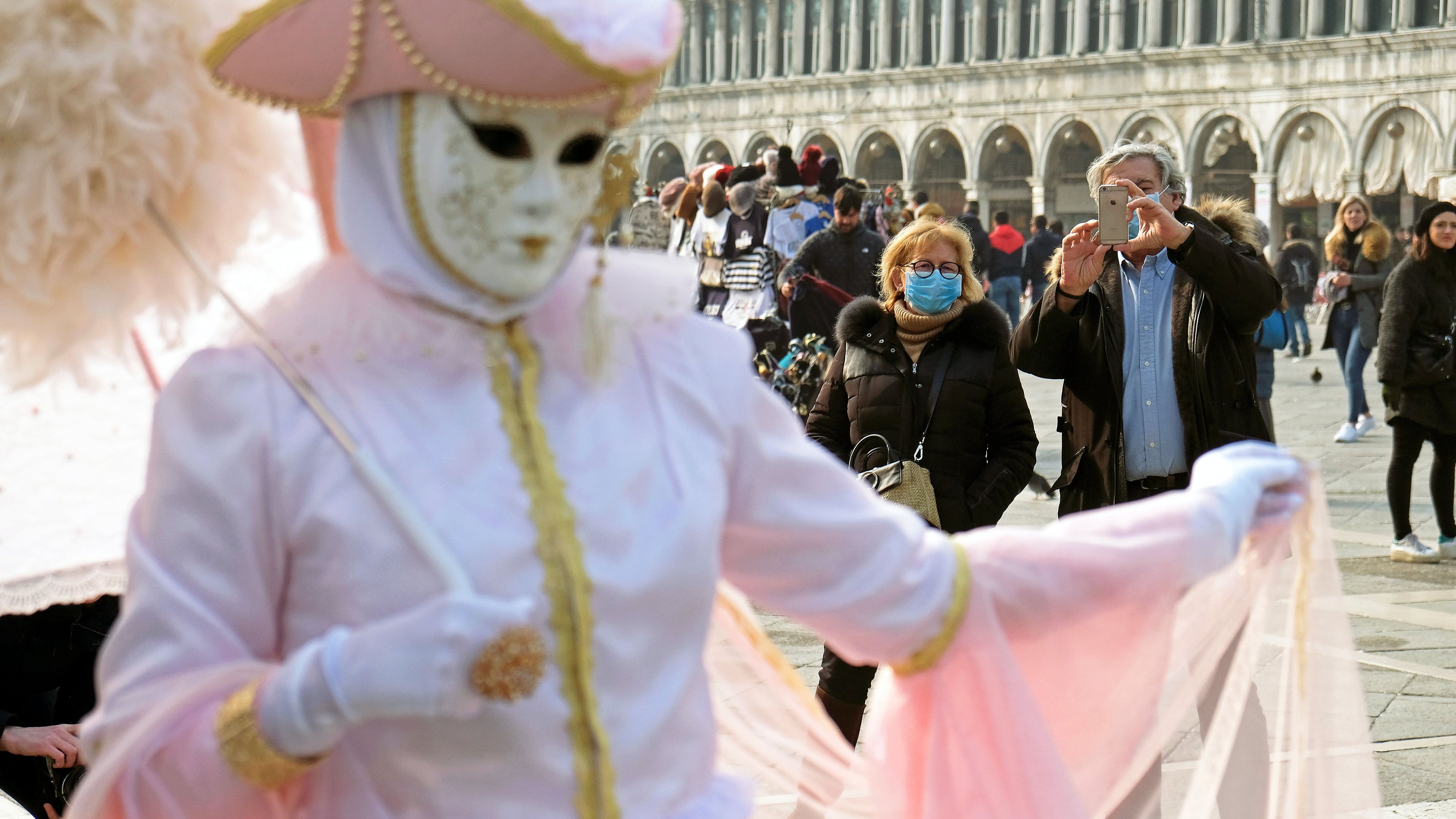 Máscaras contra el coronavirus en los últimos días del Carnaval de Venecia.