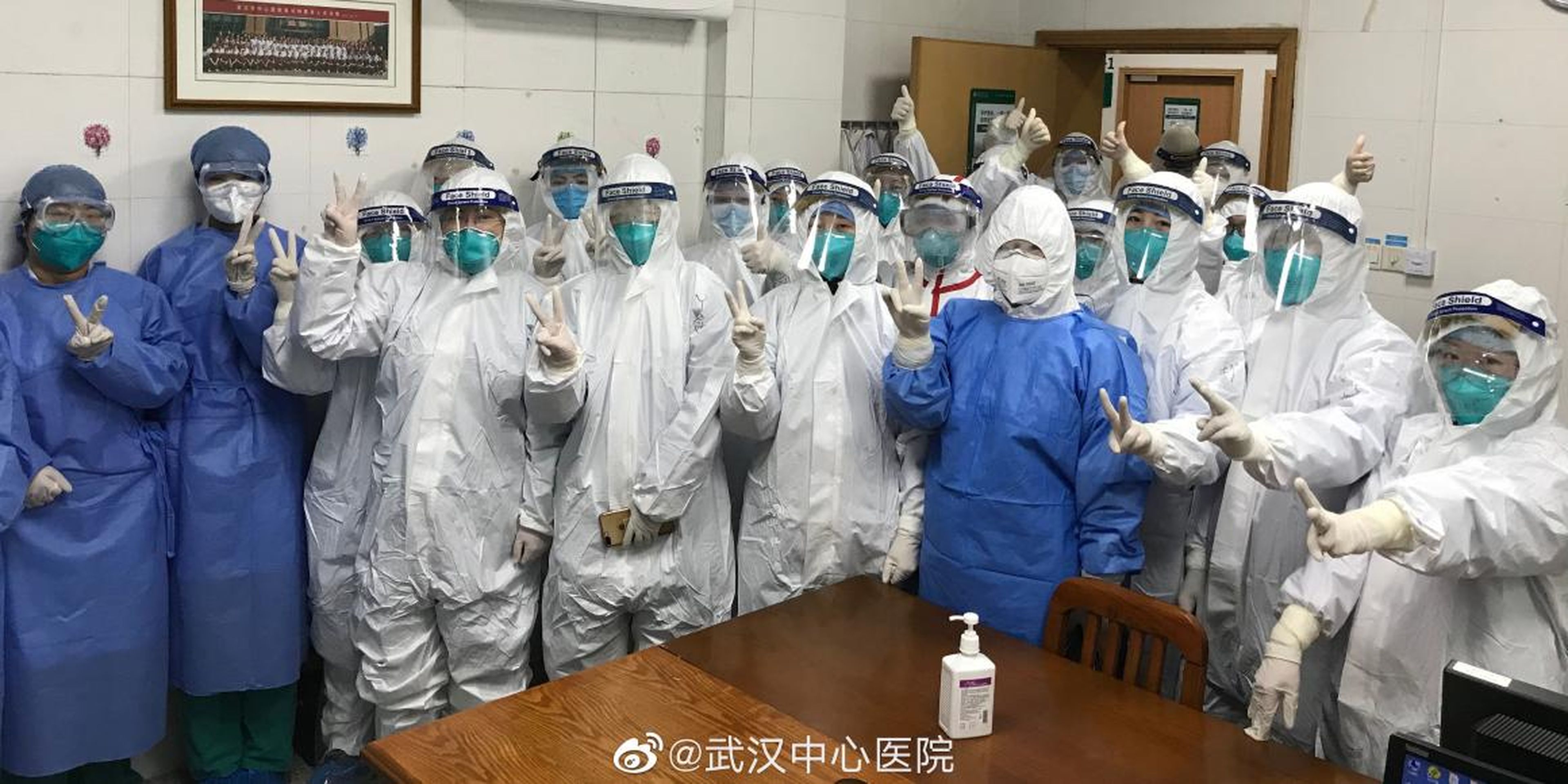 Médicos en Wuhan, China, durante el brote de coronavirus que ha llevado a la ciudad a una situación crítica.