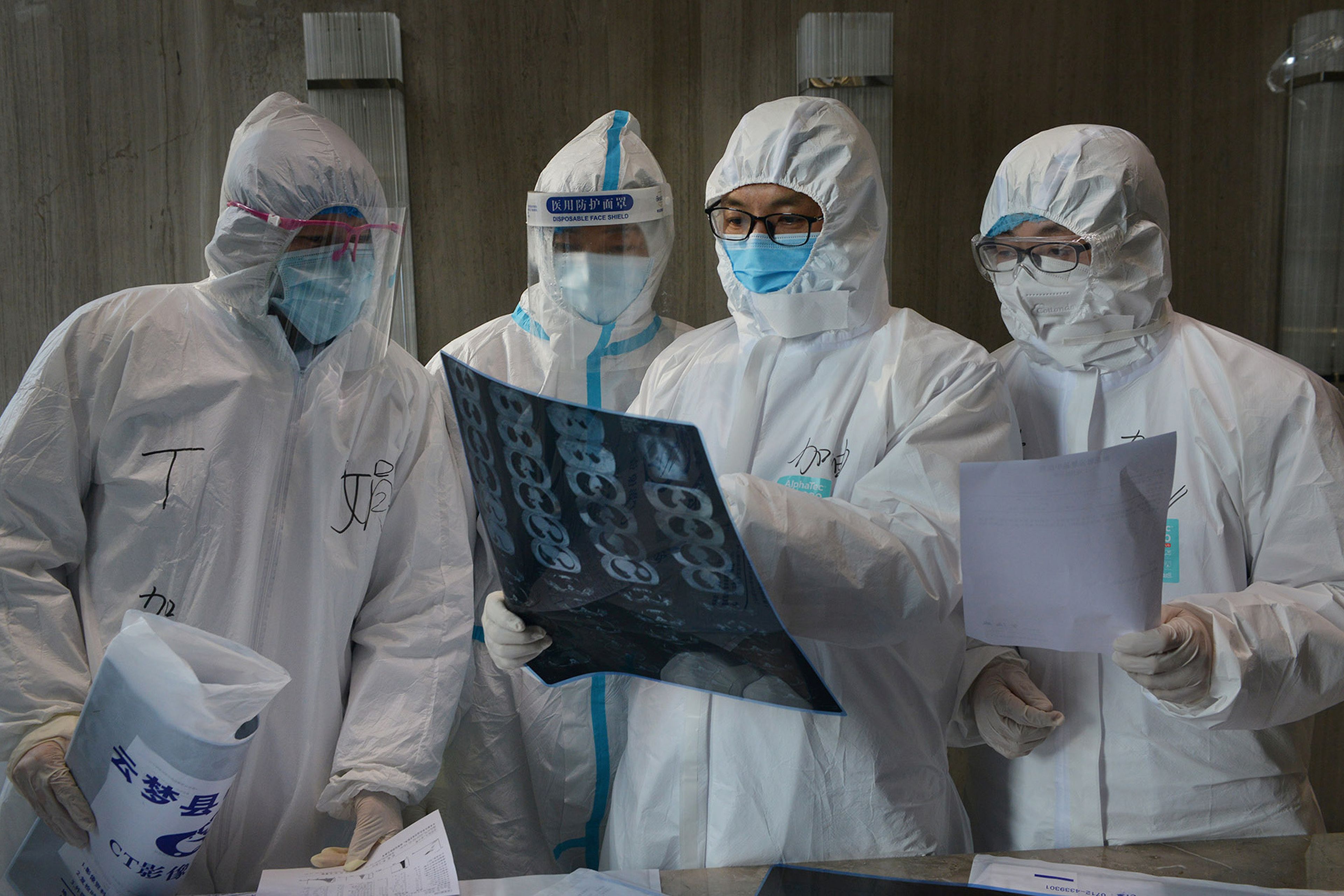 Médicos con trajes protectores en Hubei, China.