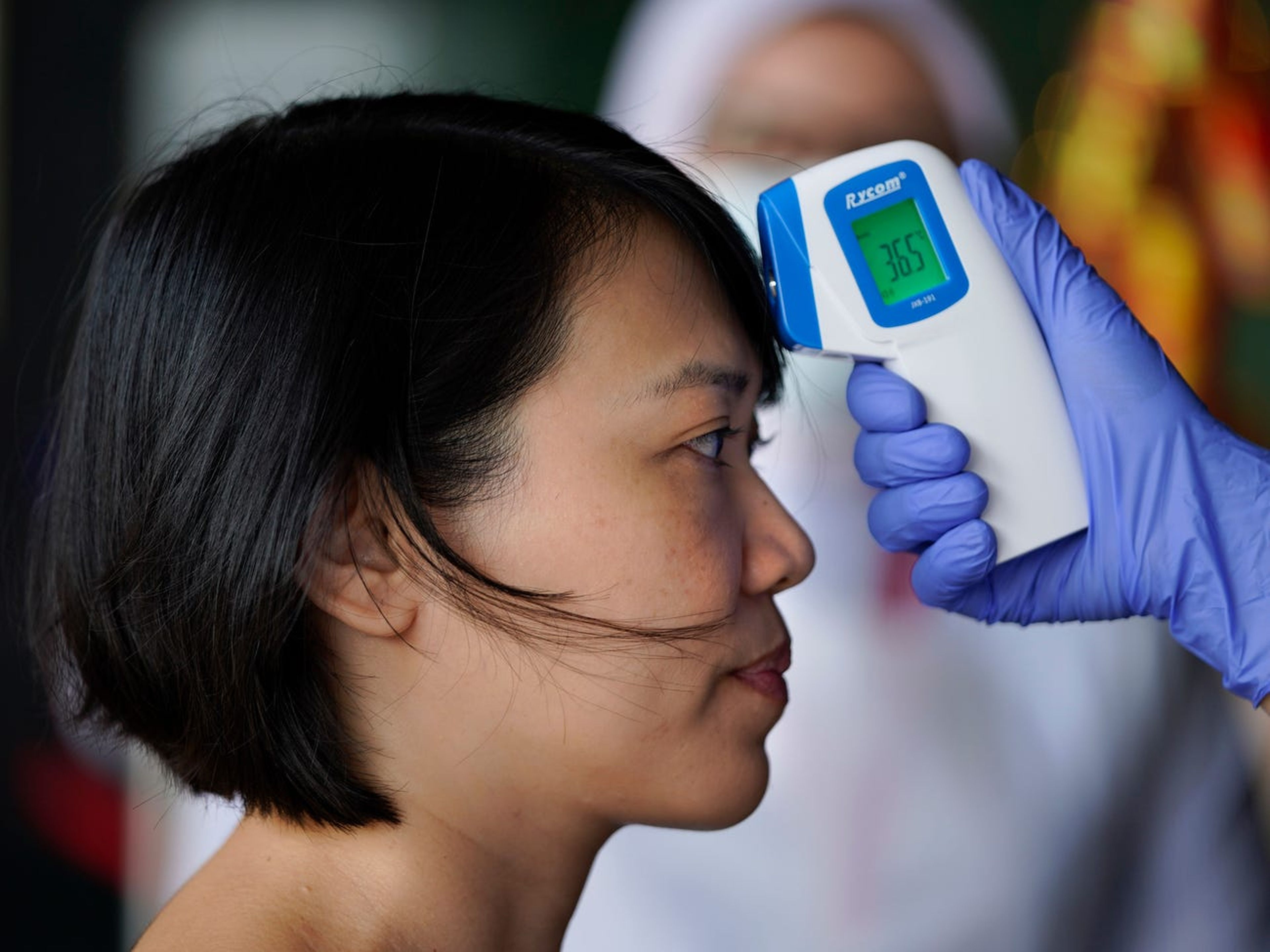 Muchas empresas chinas están examinando a sus empleados para detectar el coronavirus con lectores de temperatura portátiles.