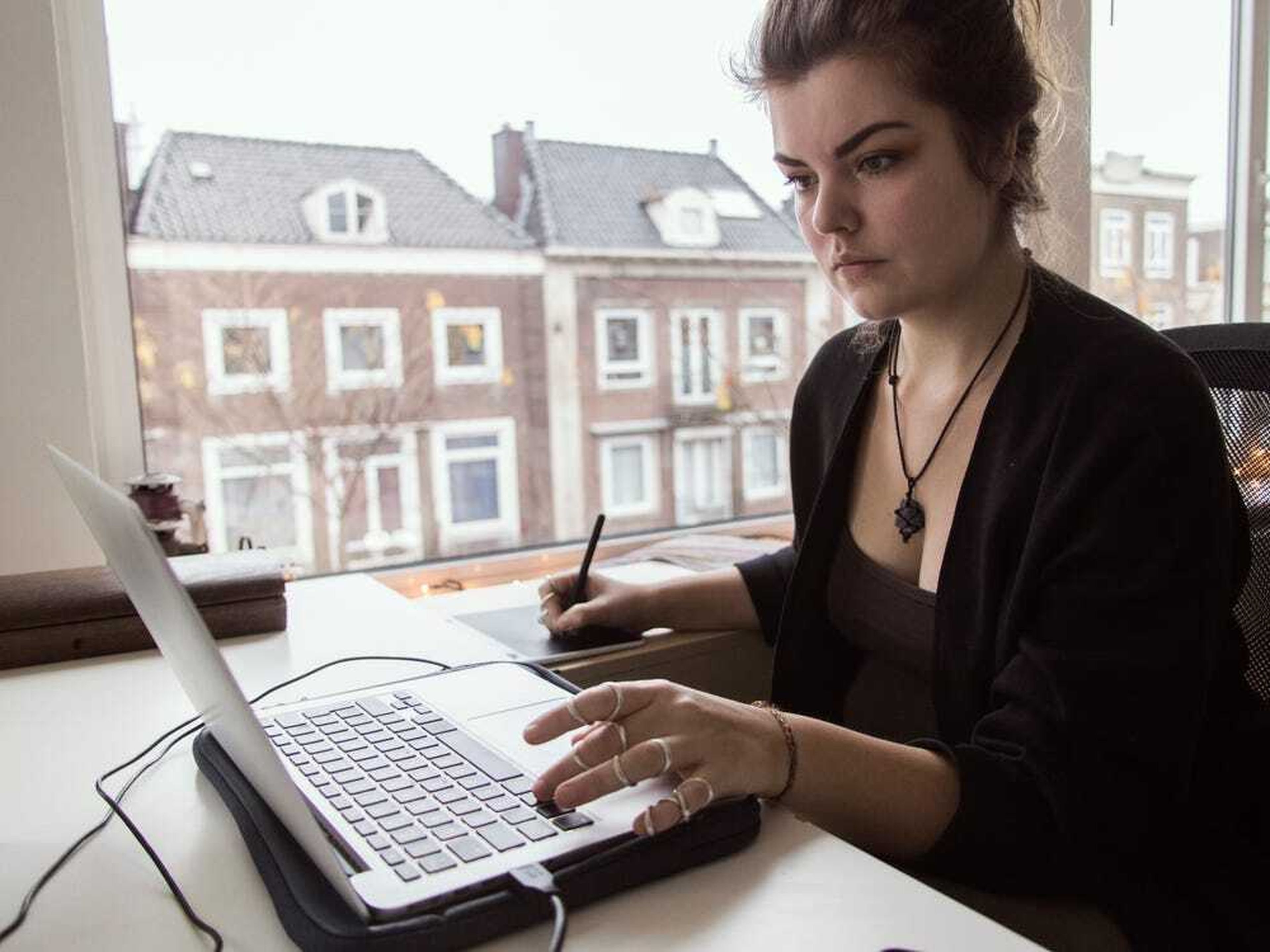 Mujer frente al ordenador