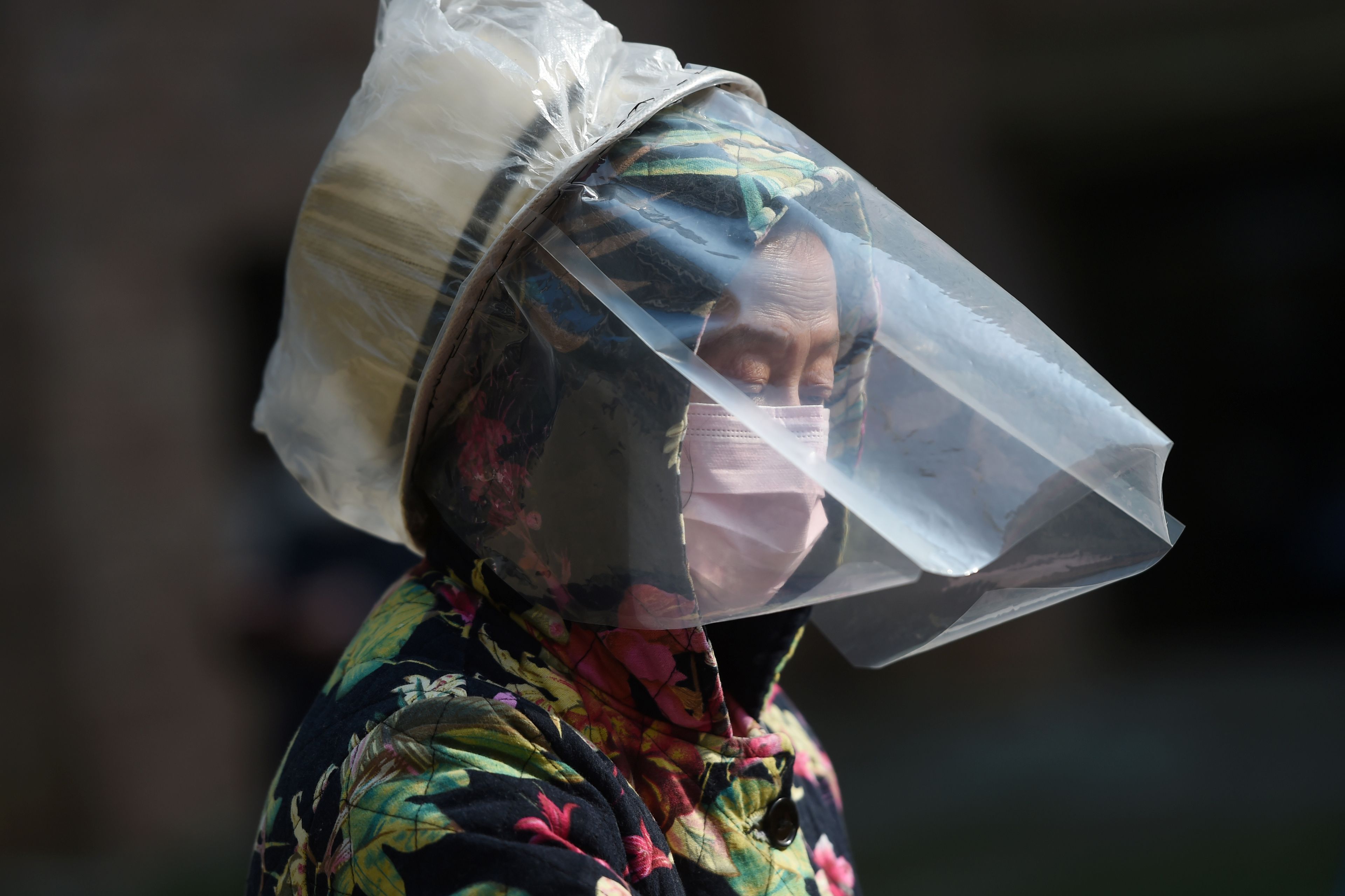 Una mujer de Wuhan se protege contra el coronavirus.