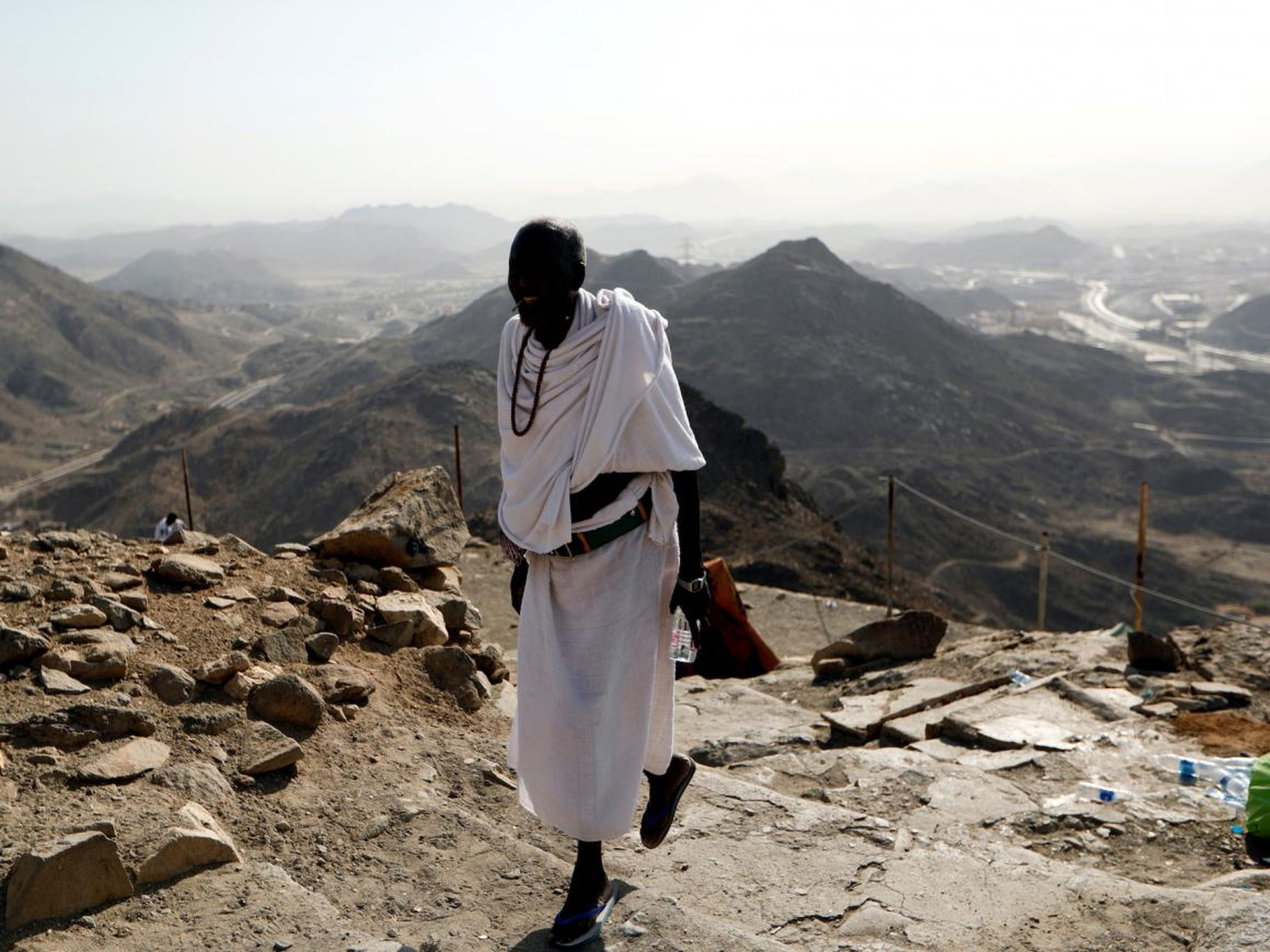 Un peregrino musulmán sube al monte Al-Noor.