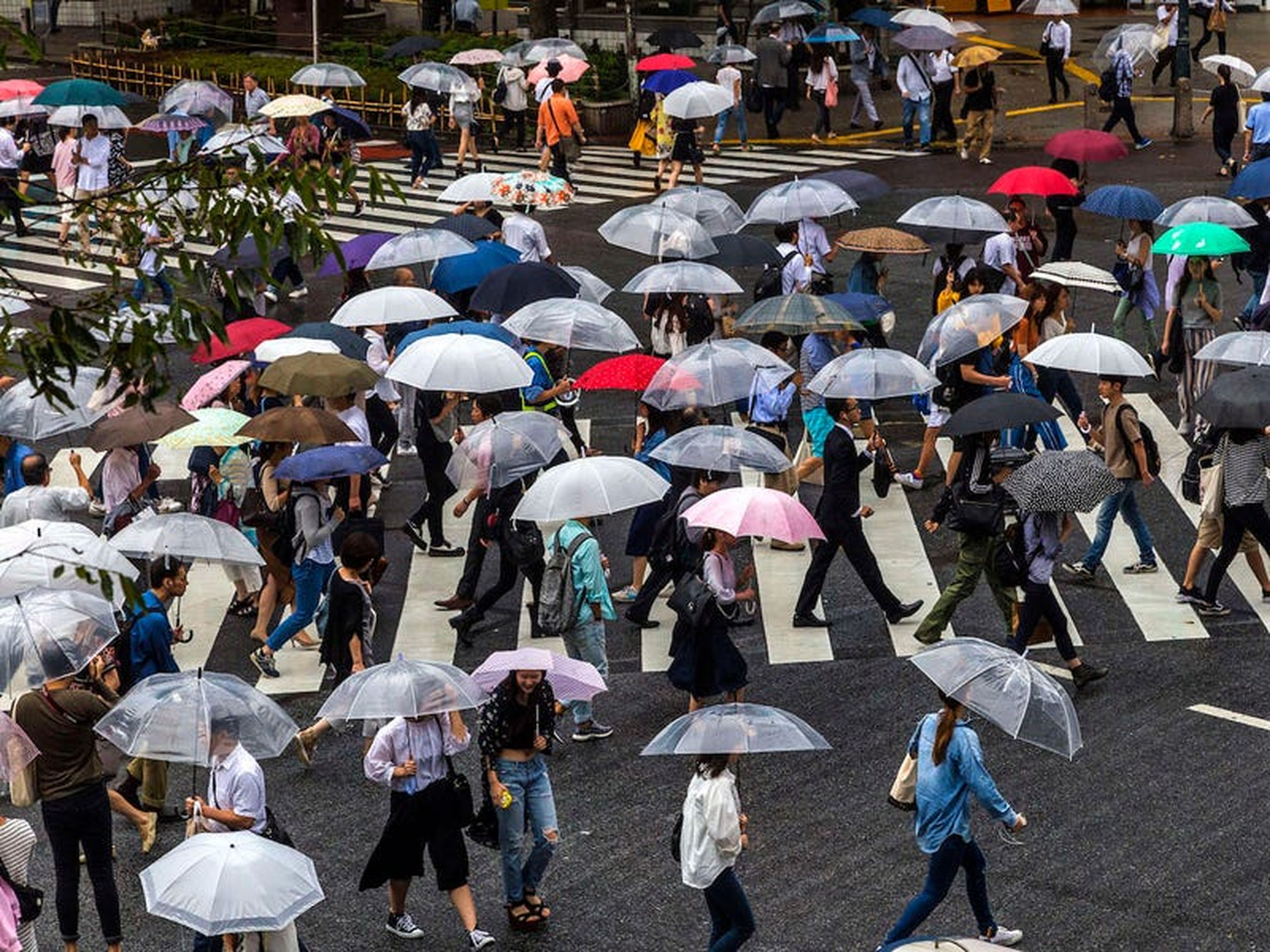 Gente andando por el famoso cruce en el área de Shibuya de Tokio.