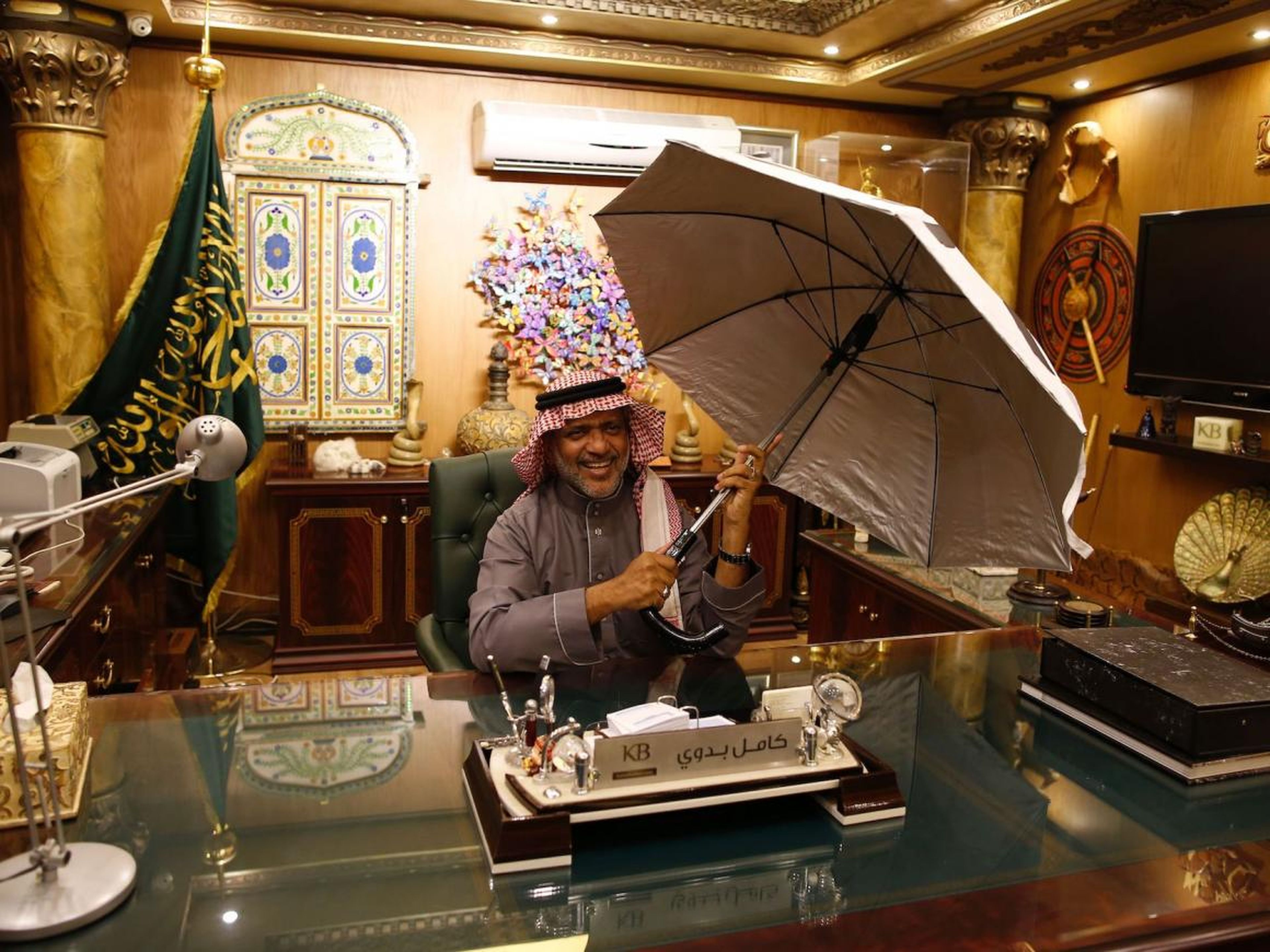 El ingeniero saudí Kamel Badawi muestra su invento, el paraguas inteligente.