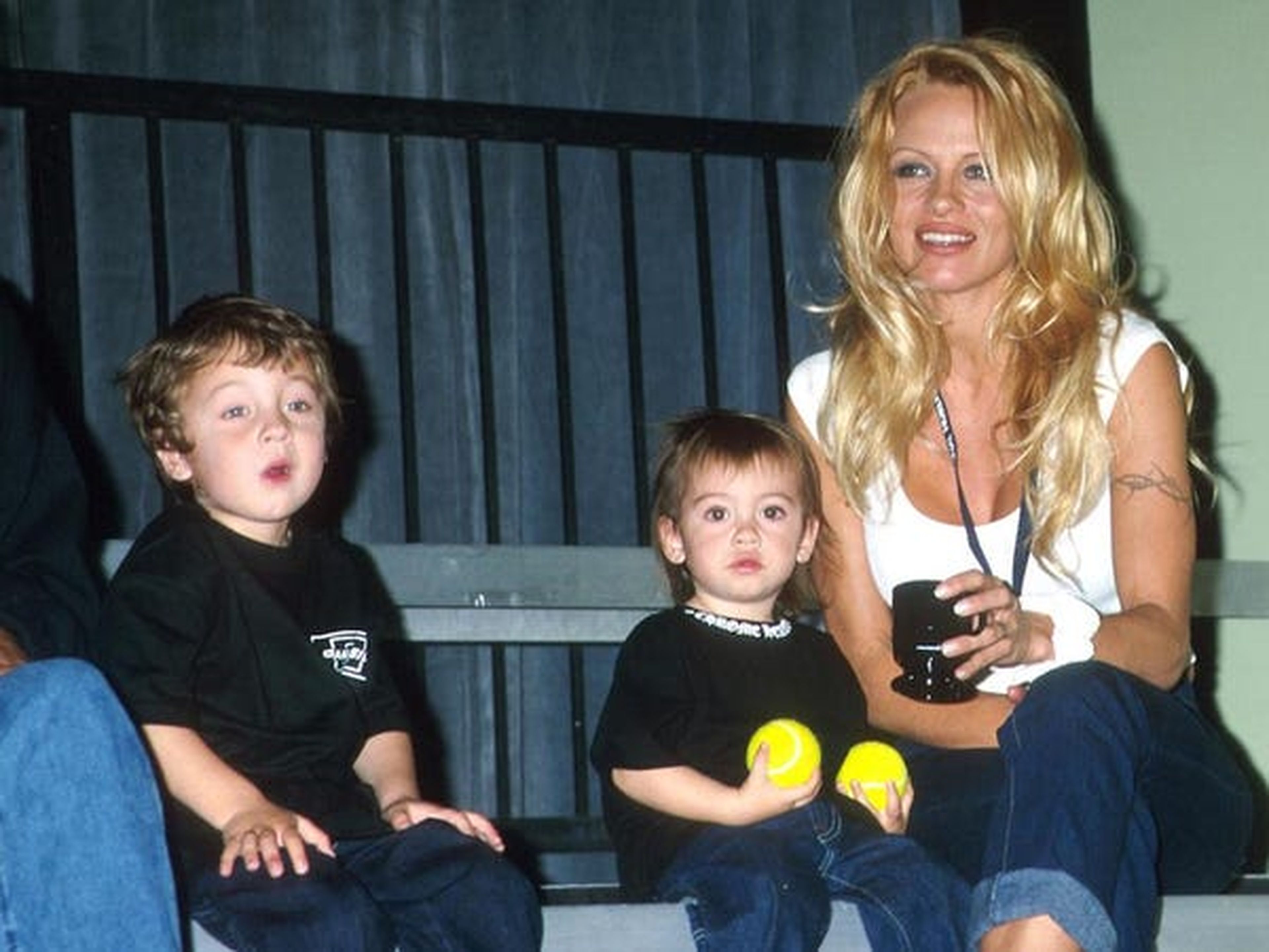 Pamela Anderson junto a sus hijos Brandon (izquierda) y Dylan Lee en el año 2000.