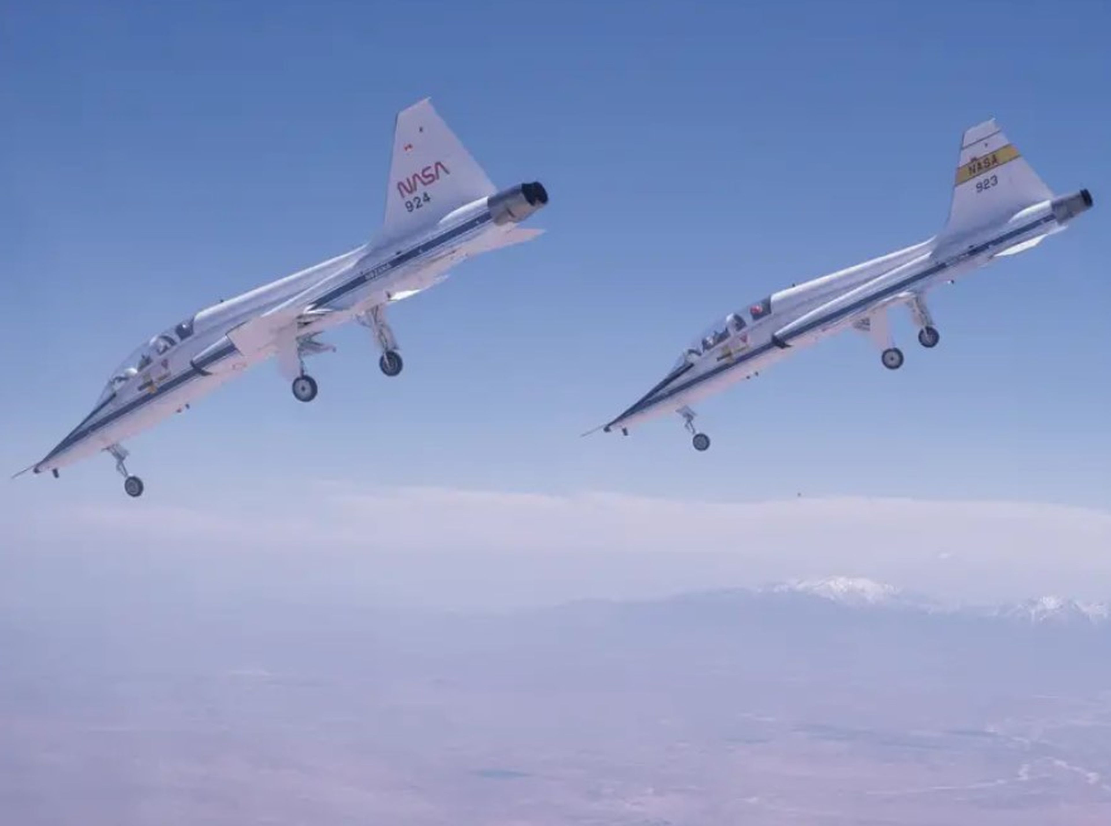 Un par de T-38 vuelan hacia la Base Edwards de la Fuerza Aérea de California.