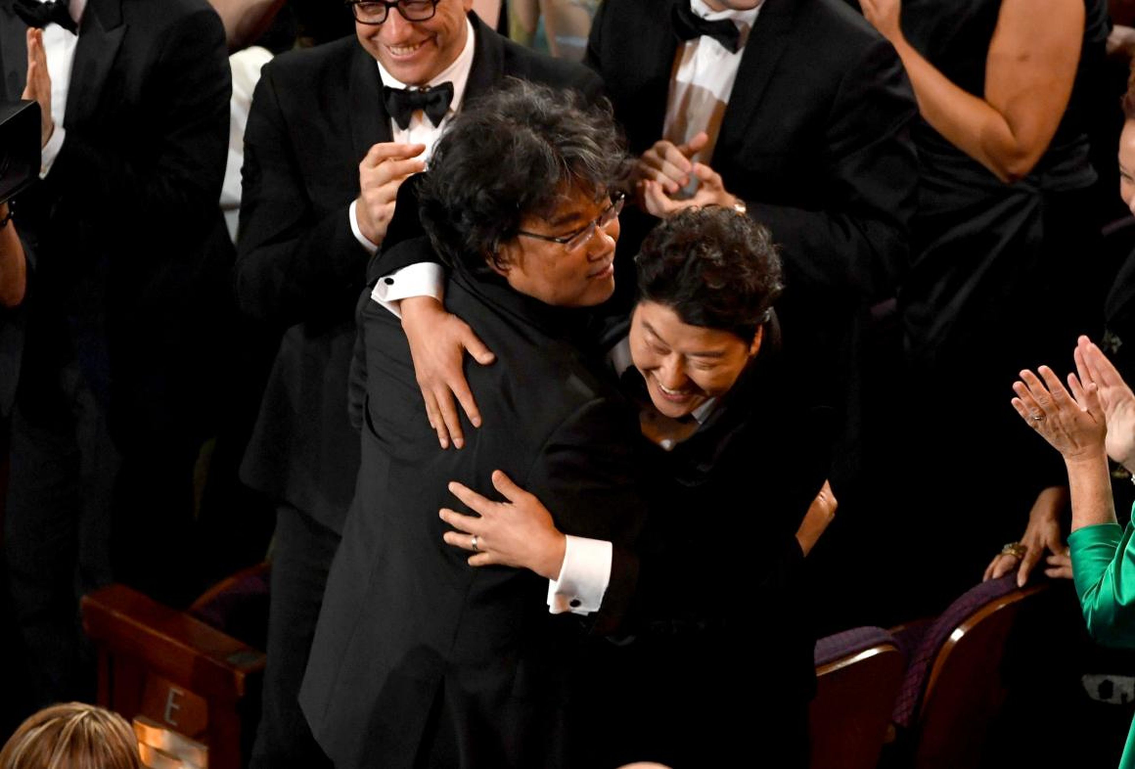 El director Bong Joon Ho, abraza a Song Kang-ho después de que 'Parásitos' ganase el premio a Mejor película.