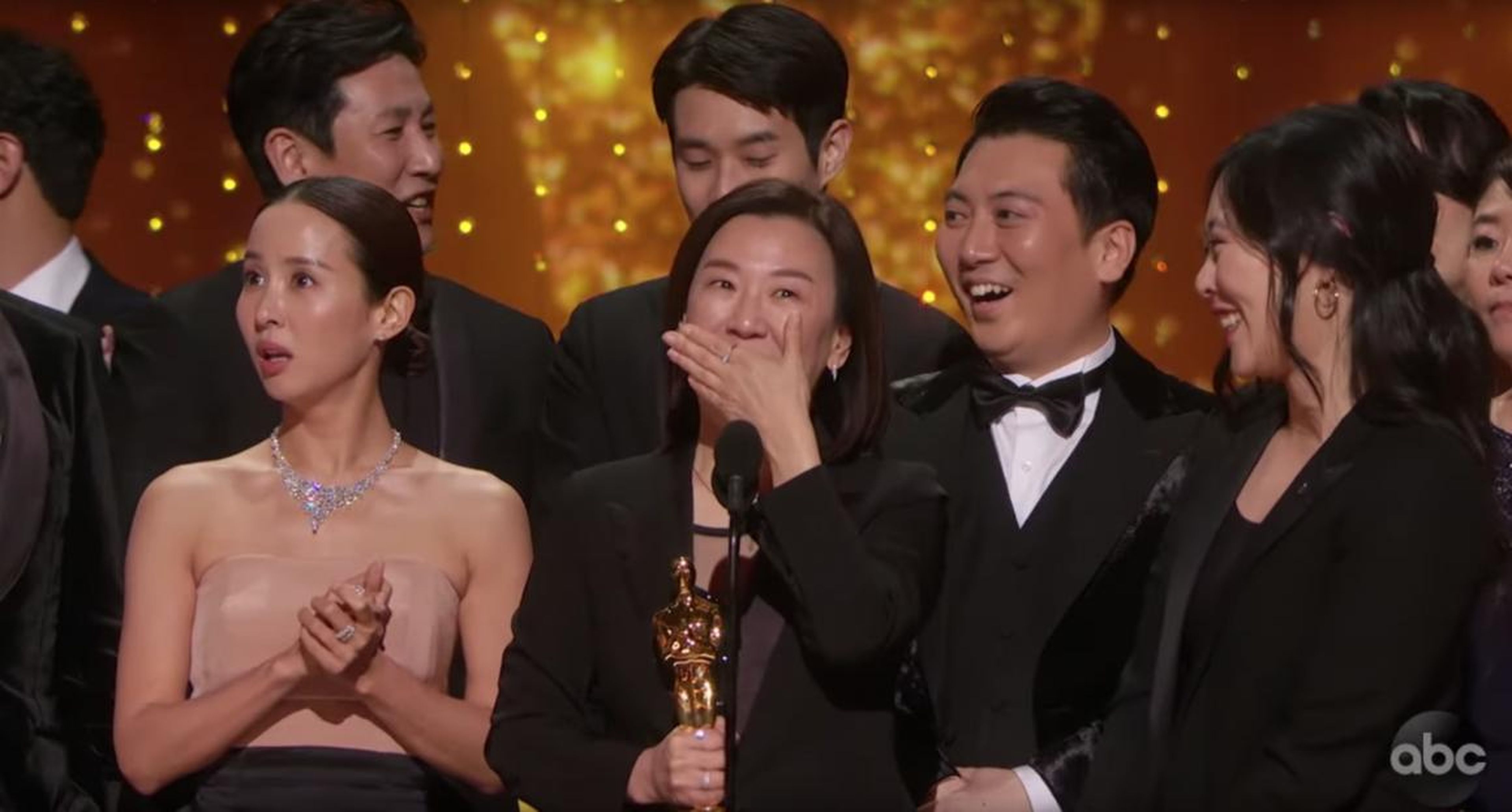 La productora de 'Parásitos', Kwak Sin-Ae, aceptando el premio a Mejor película.