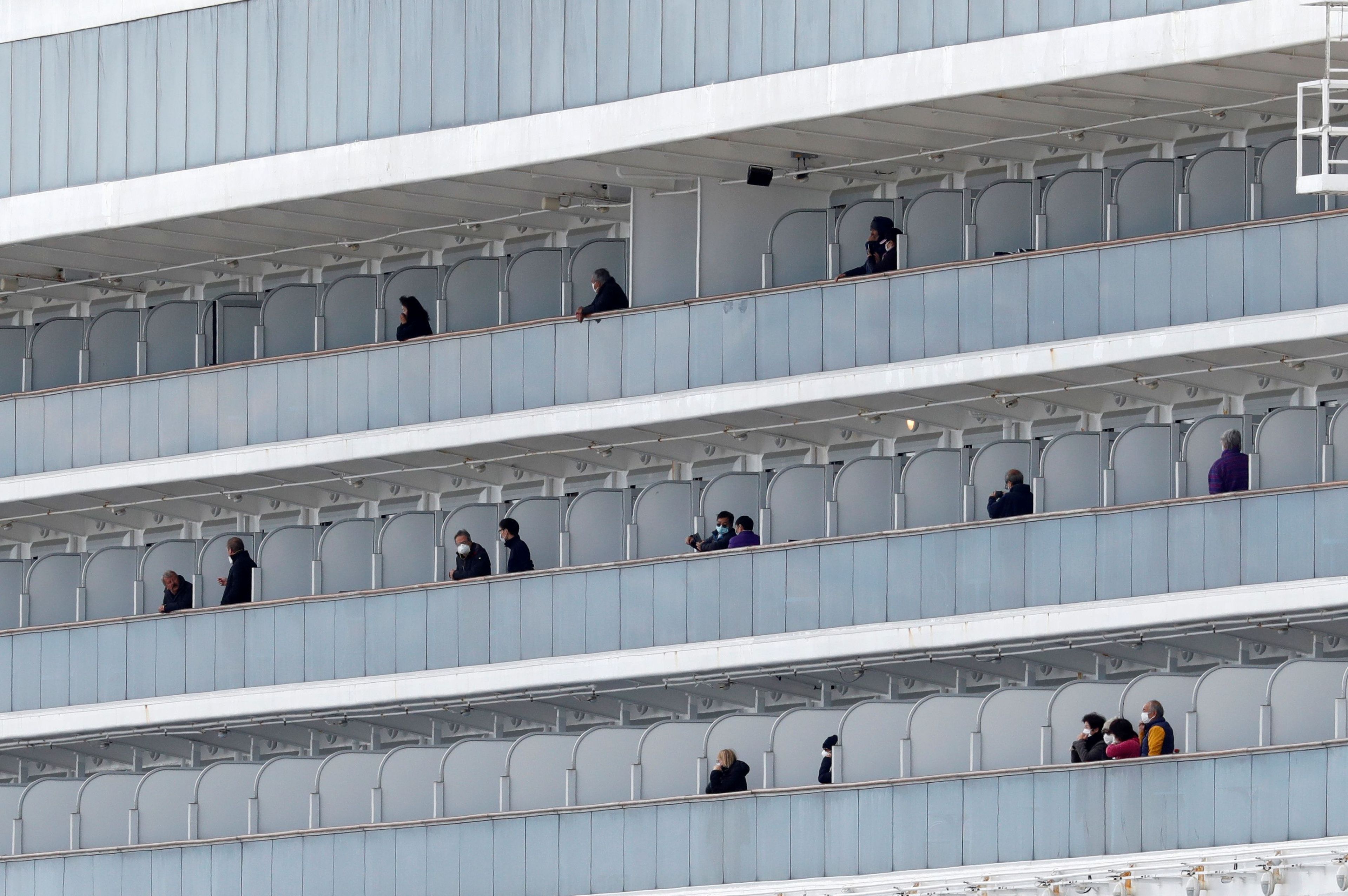 Los pasajeros del crucero Diamond Princess en cuarentena por el coronavirus, momentos antes de desembarcar en Tokio.