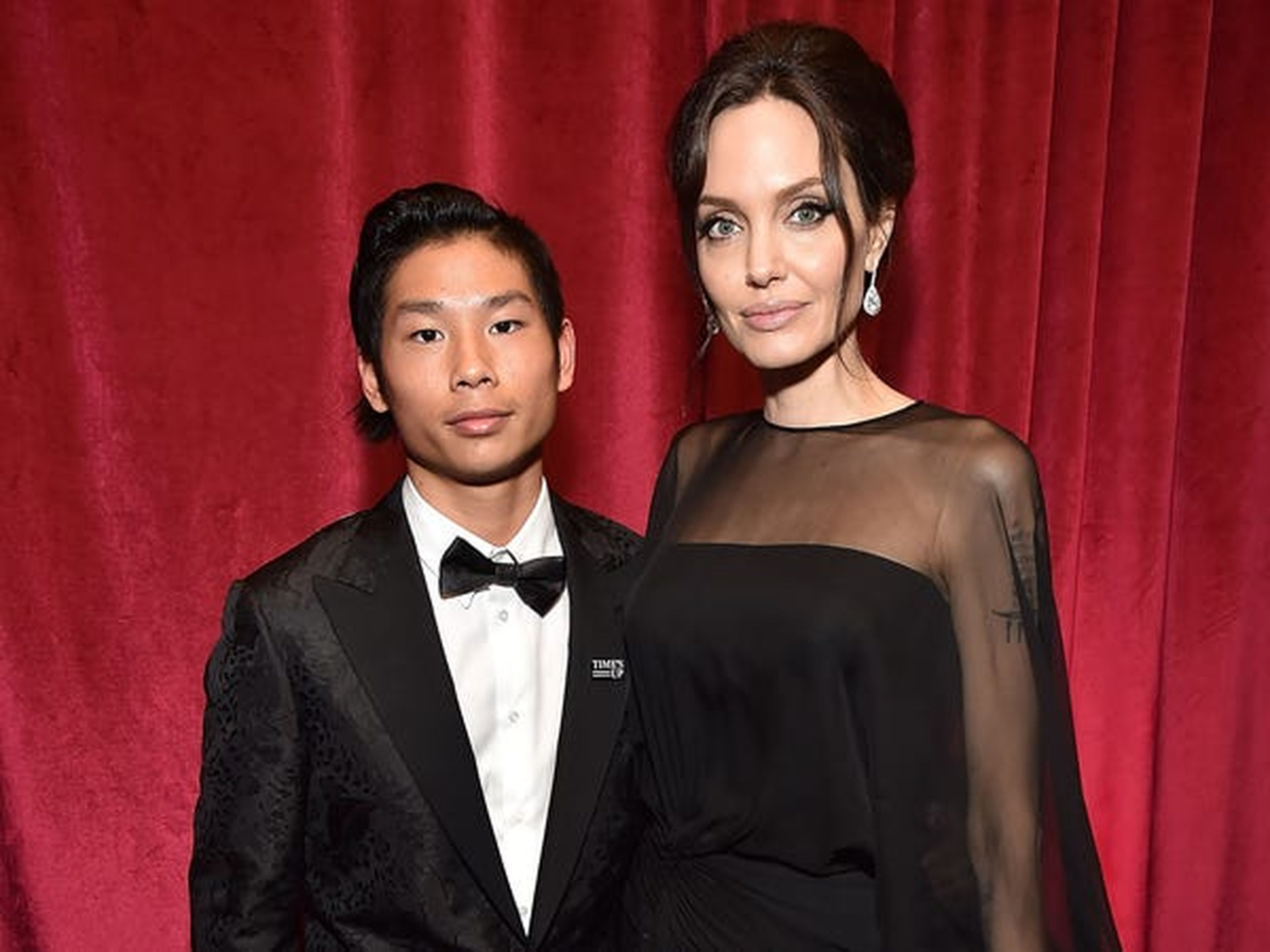 Pax Jolie-Pitt y Angelina Jolie asisten a la fiesta posterior a los Globos de Oro de Netflix 2018.