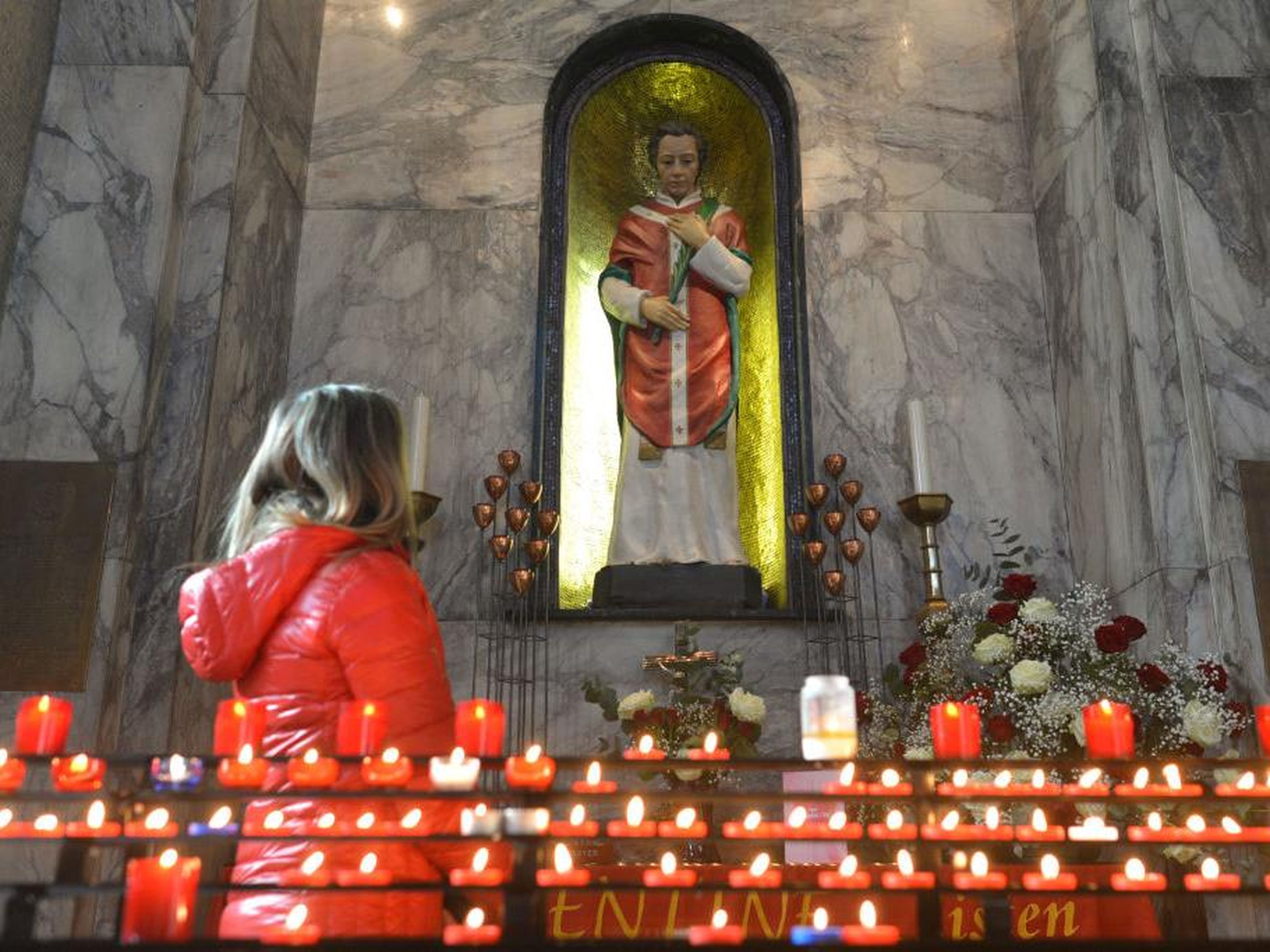La gente visita la capilla con la estatua del santo patrón del amor, San Valentín, dentro de la iglesia de la calle Whitefriar en Dublín.