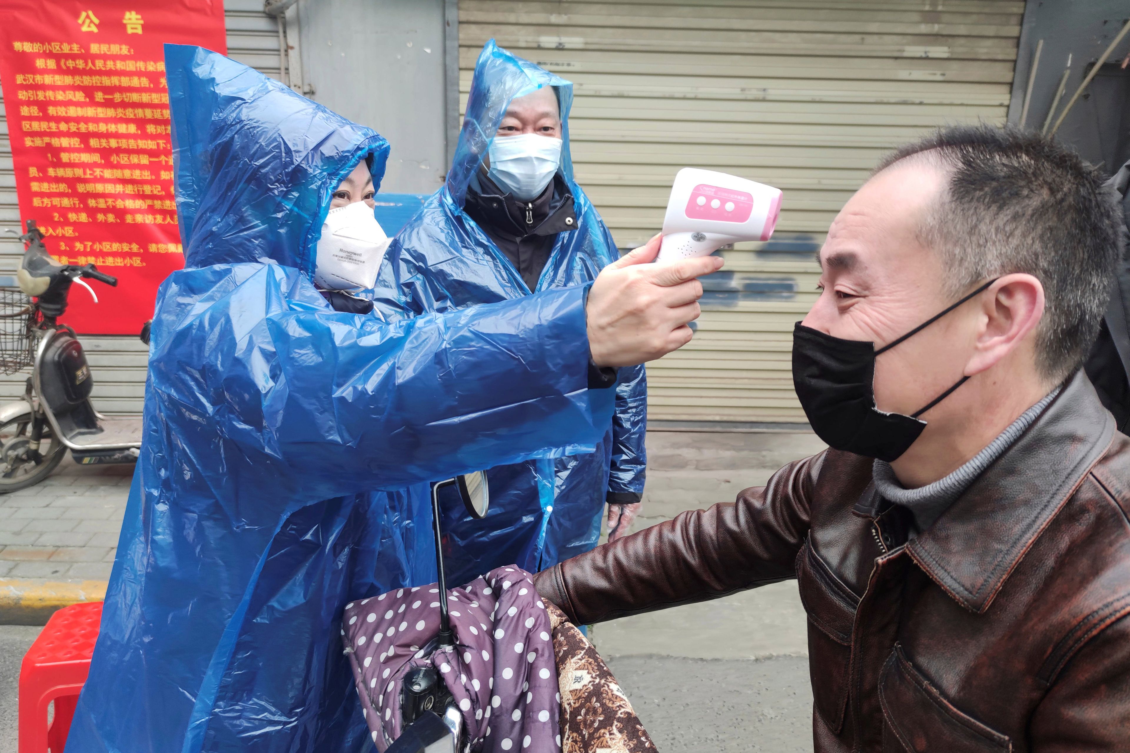 Personas chinas con mascarillas para protegerse del coronavirus