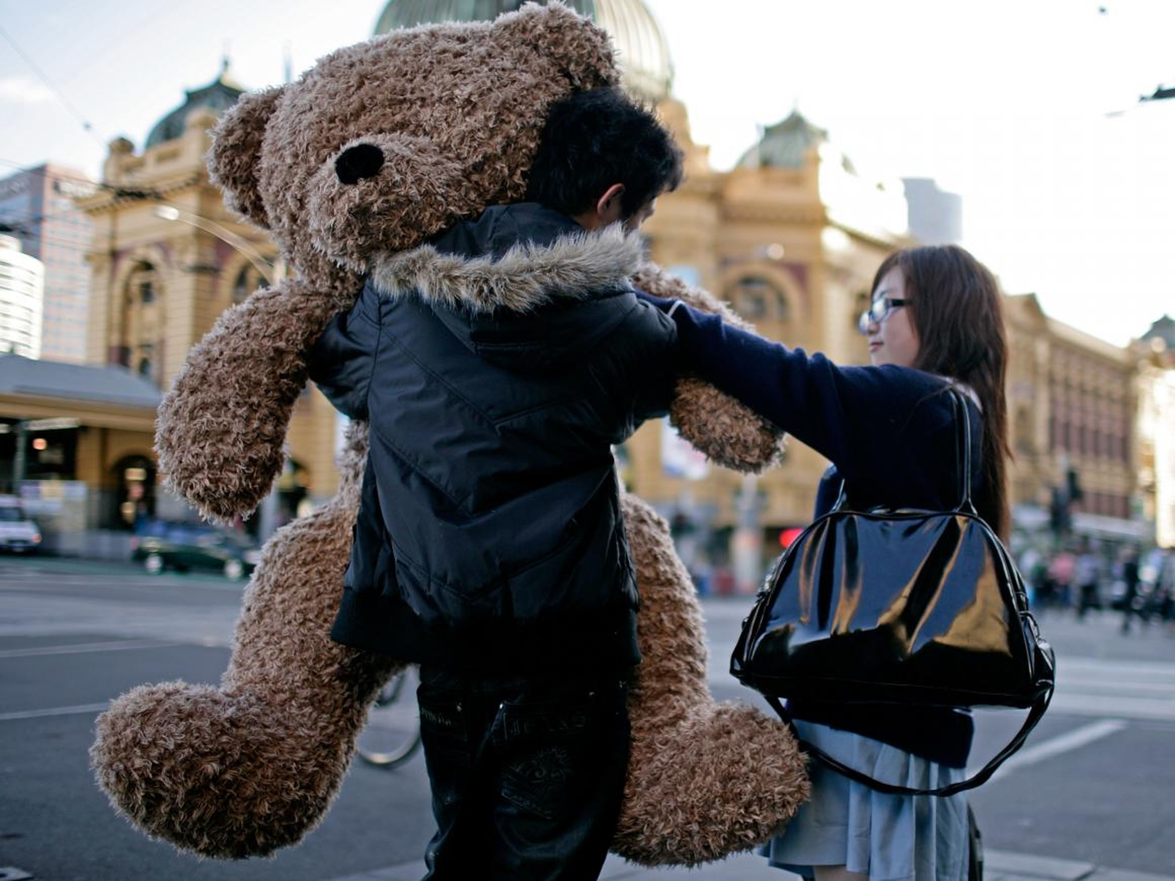 Los osos de peluche son una opción de regalo popular en todo el mundo, incluida esta pareja en Melbourne, Australia.