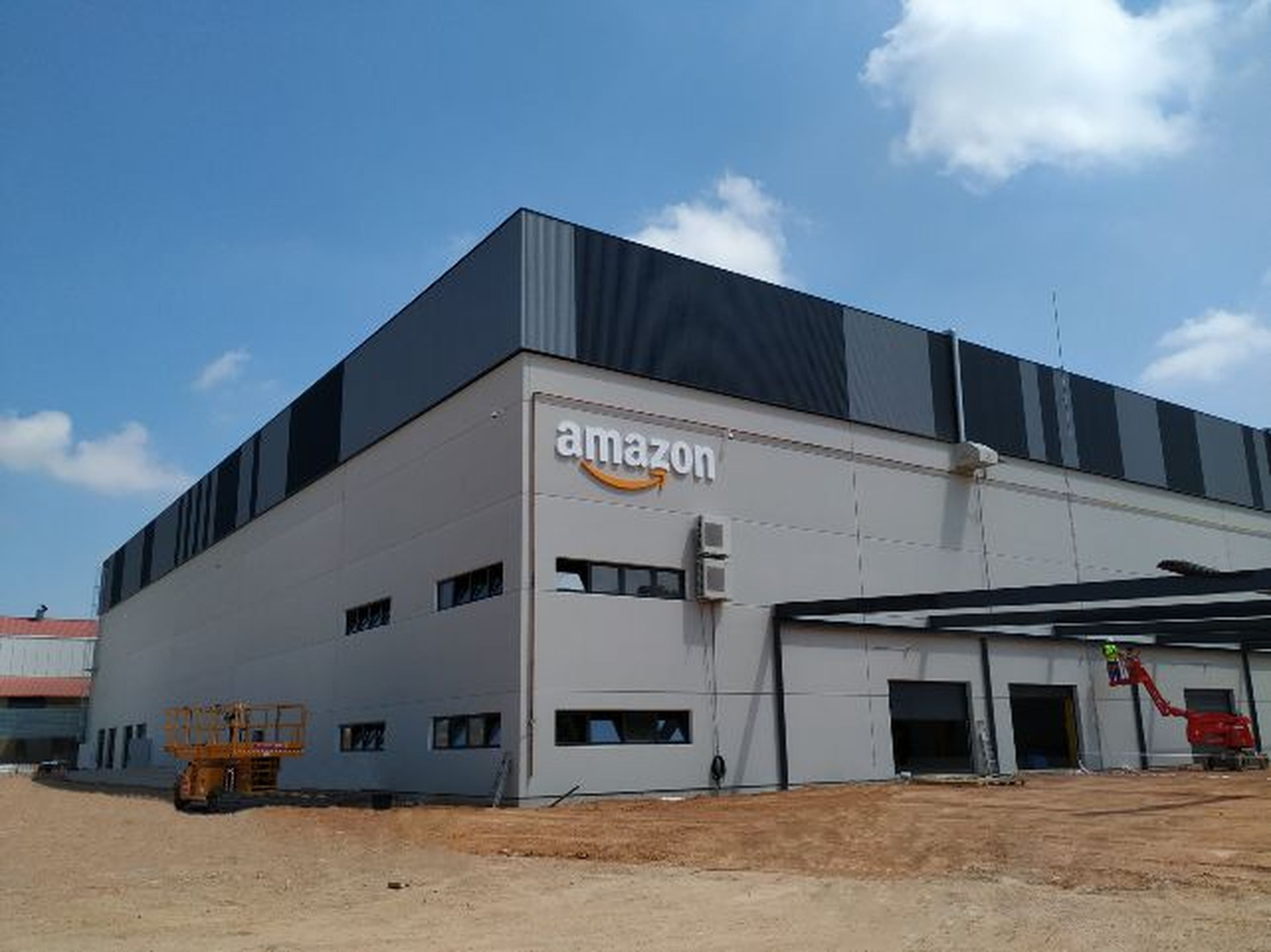 Planta logística de Amazon en Asturias.