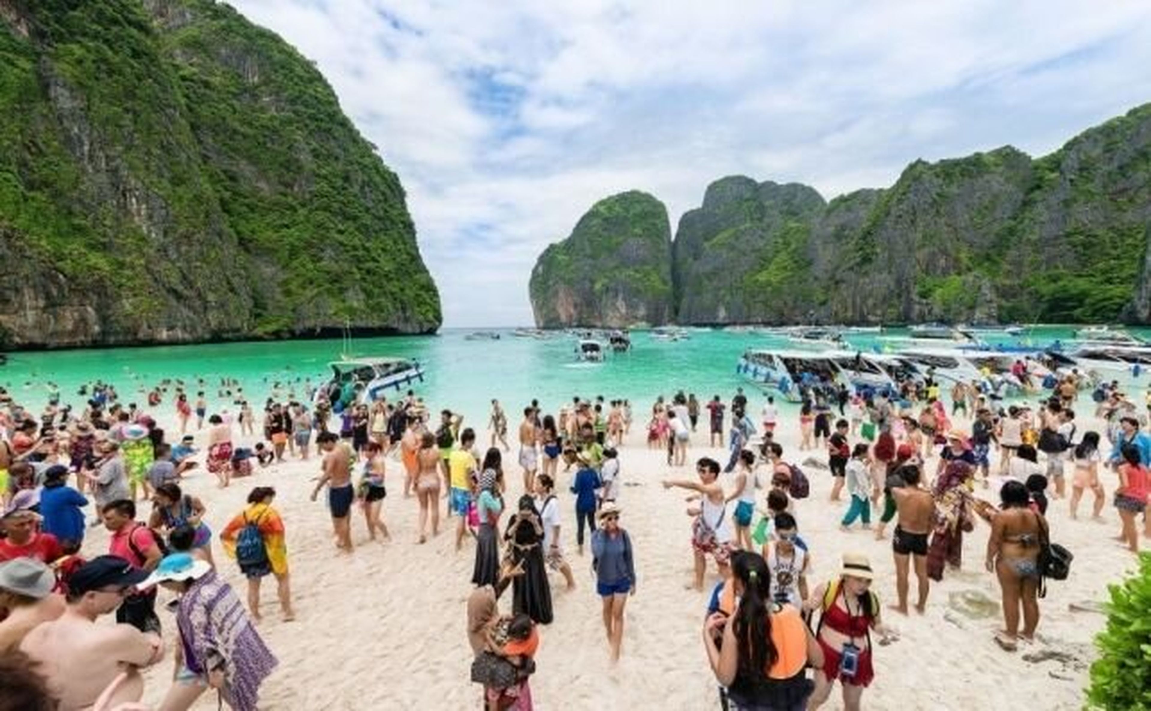 La alta presión turística llevó al gobierno de Tailandia a prohibir las visitas a la playa de Maya Bay.