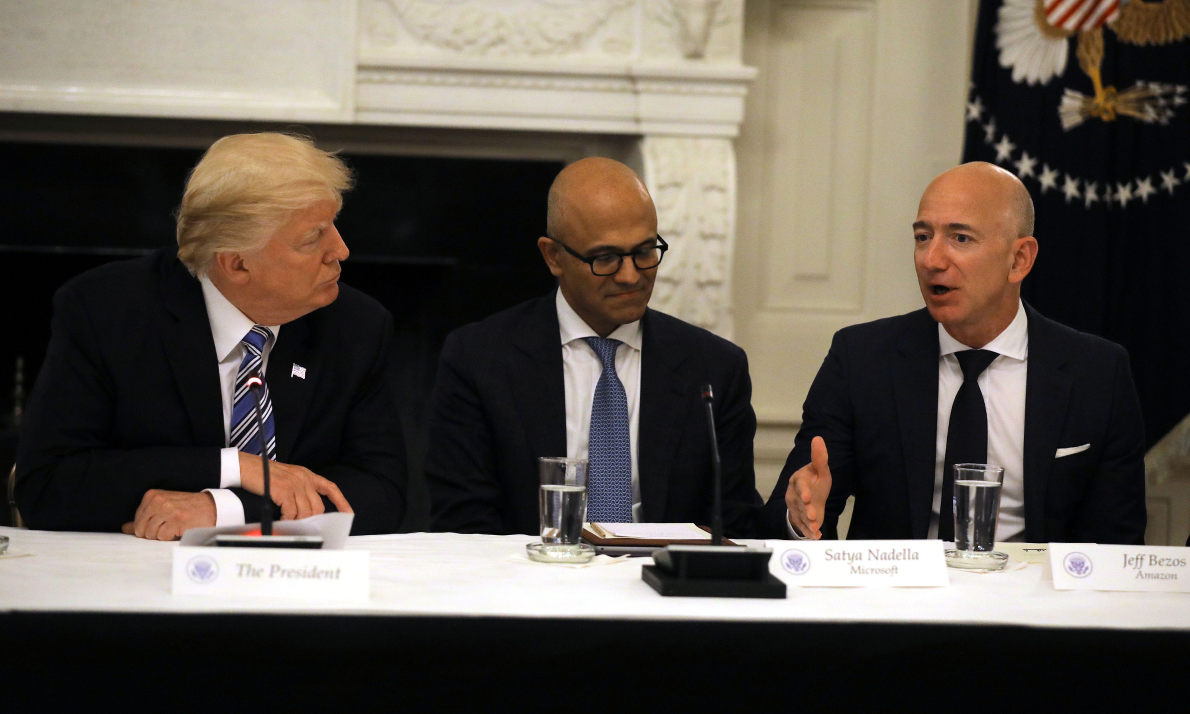 El presidente de EEUU, Donald Trump, y los CEO de Microsoft, Satya Nadella, y de Amazon, Jeff Bezos